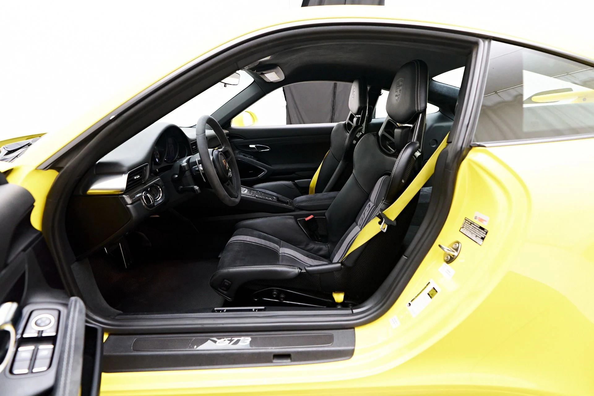 mph034_1774100899_Used_2018_Porsche_911_GT_3_1755896693_616c3f40c1