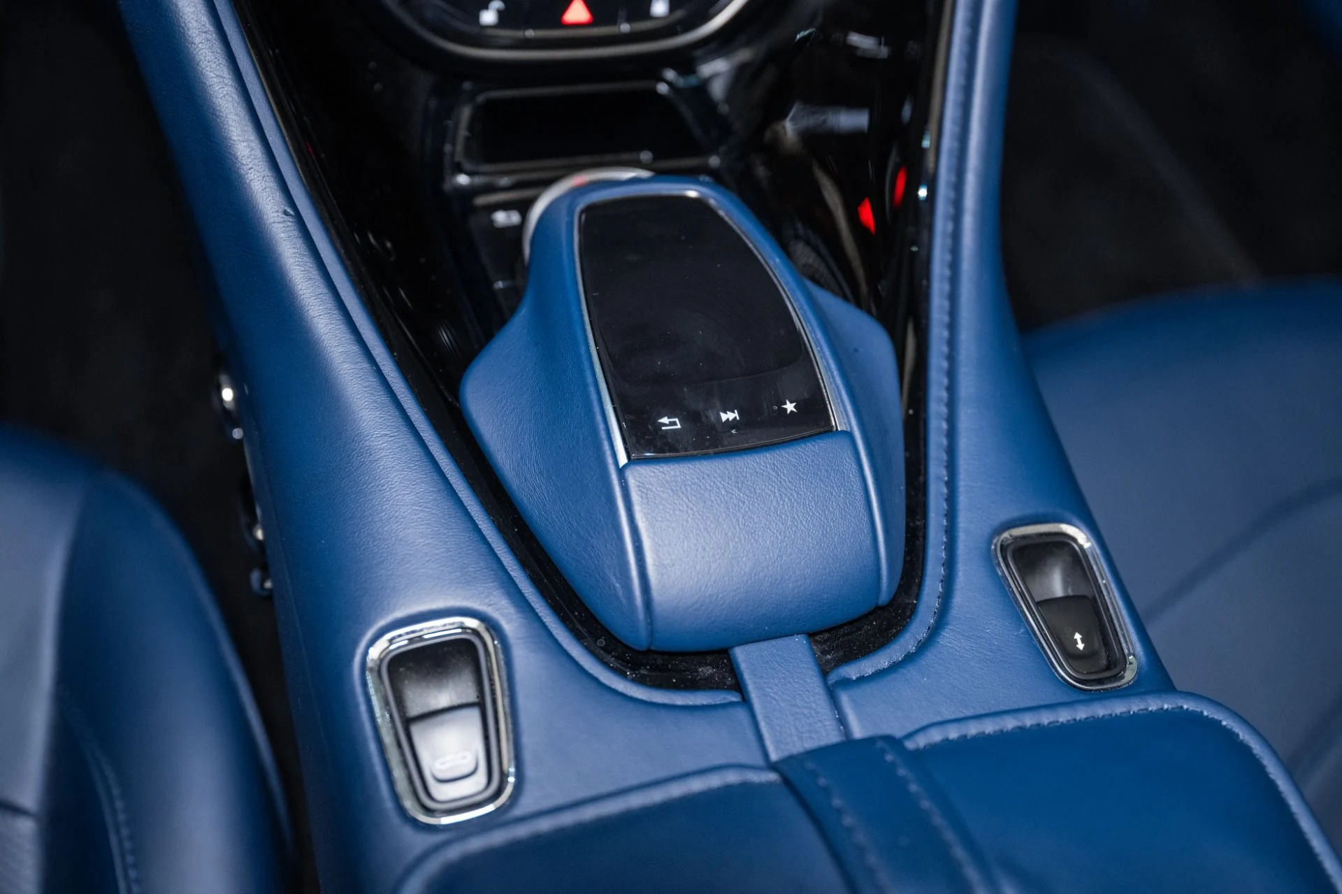 mph034_1823683303_Used_2020_Aston_Martin_DBS_Superleggera_1753546861_0bbf9cc64b