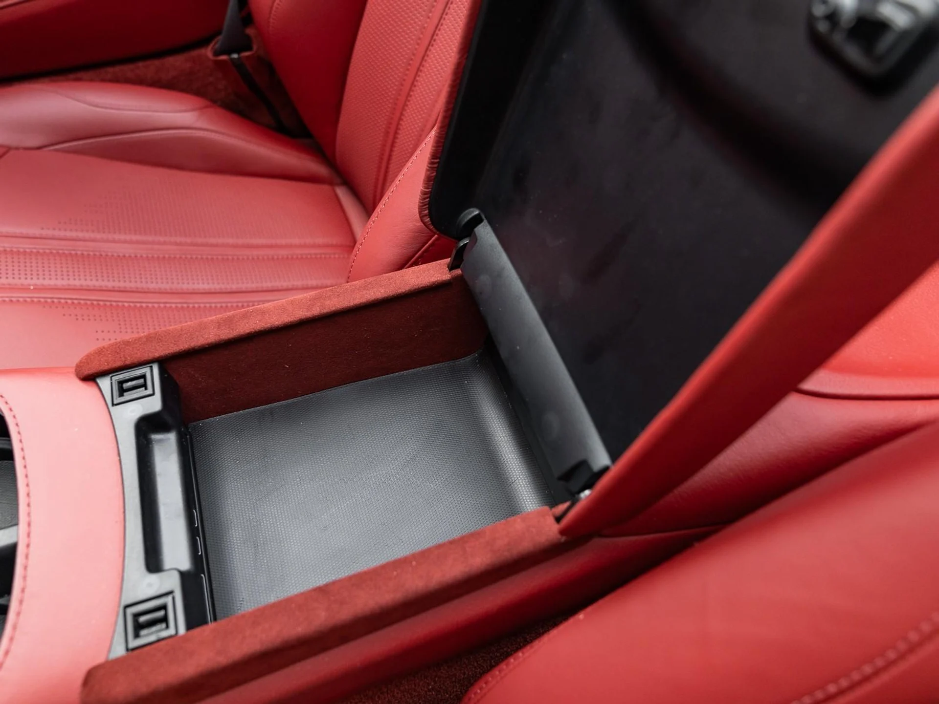 mph034_1841293323_Used_2021_Aston_Martin_Vantage_1753207585_c4dcc9eded