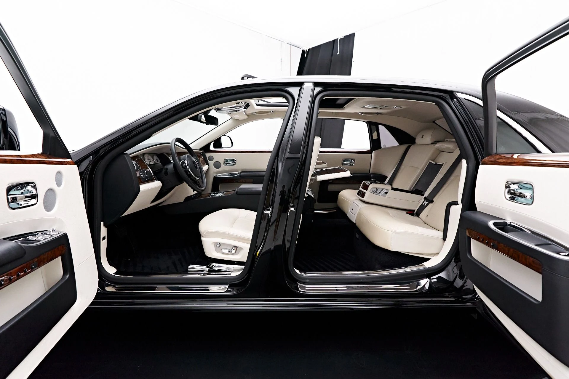 mph034_1849538047_Used_2012_Rolls_Royce_Ghost_Base_1690494640_784c299106