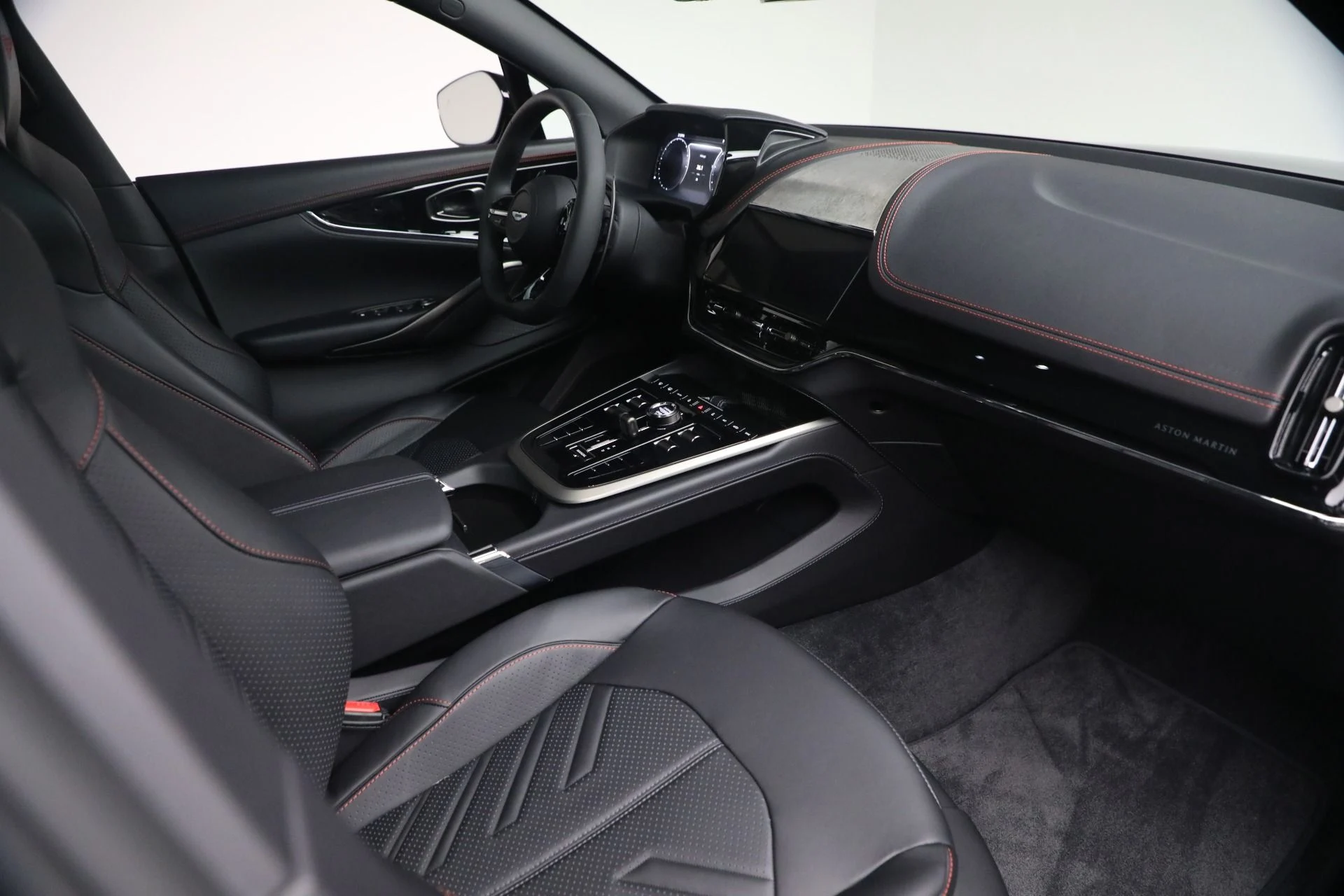 mph034_184985198_New_2026_Aston_Martin_DBX_S_1775590560_85f79af716