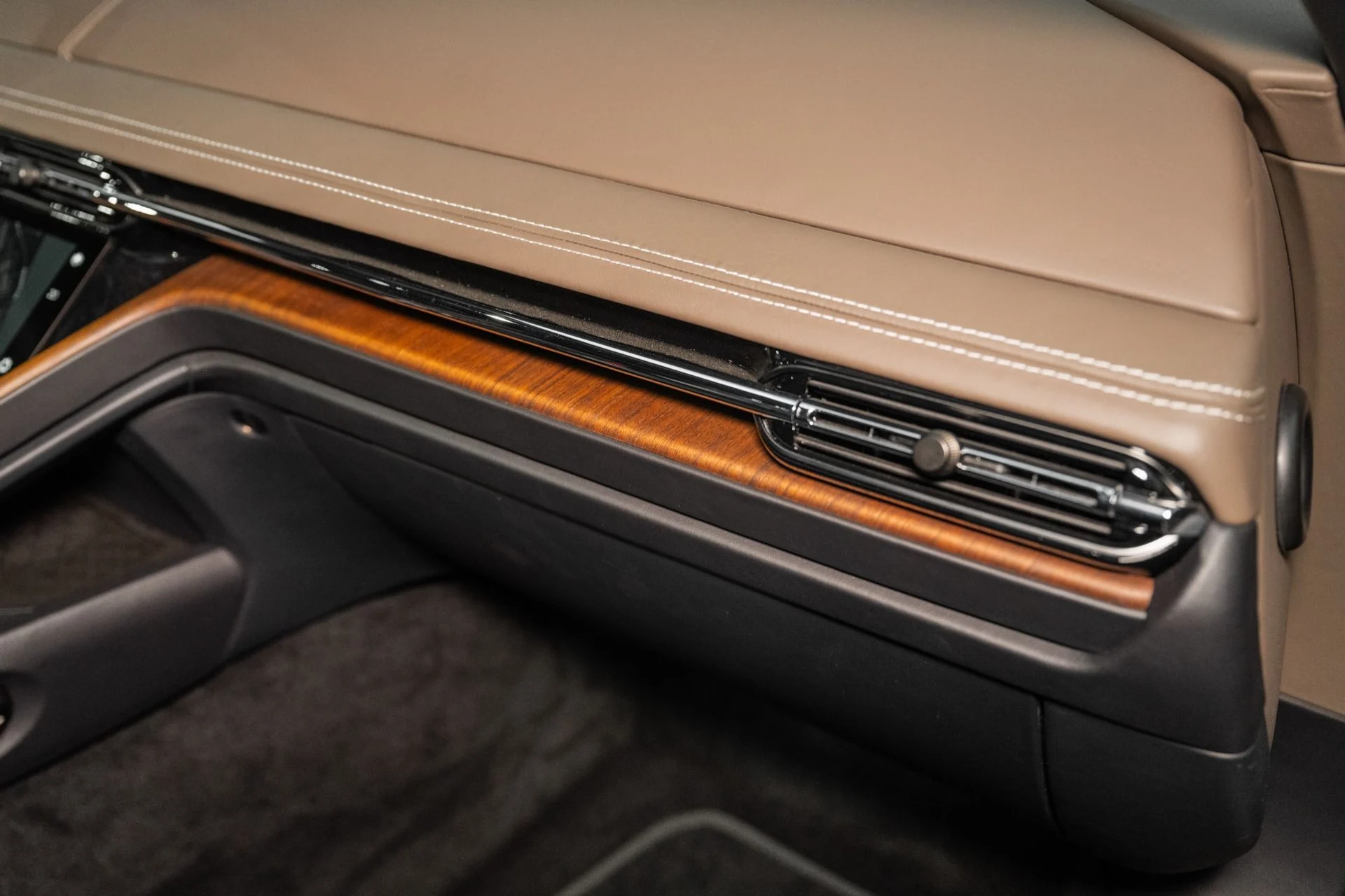 mph034_1856905507_Used_2024_Aston_Martin_DB_12_Coupe_1761150102_f3d9810e7d