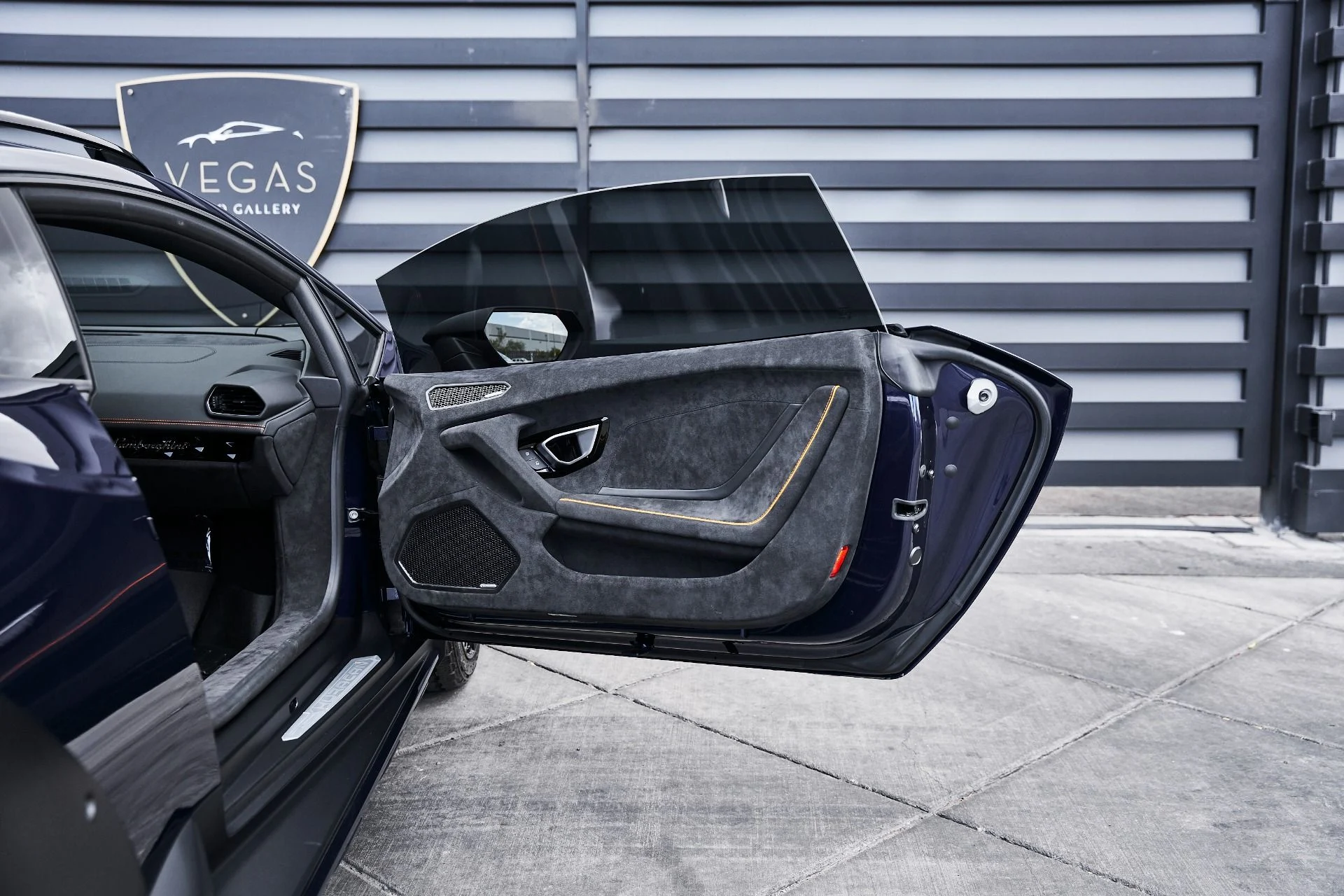 mph034_1882907710_Used_2023_Lamborghini_Huracan_Sterrato_Base_1780101759_300efb3884