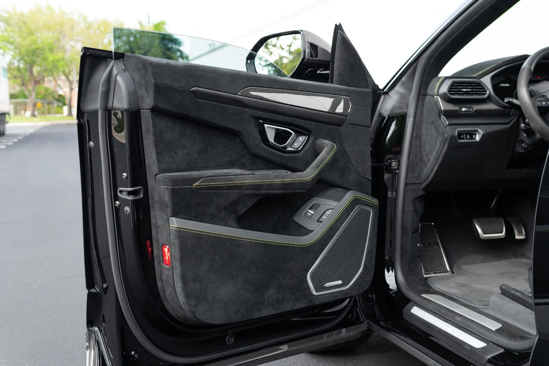 mph034_1885740882_Used_2024_Lamborghini_Urus_Performante_1774062617_06346bab10