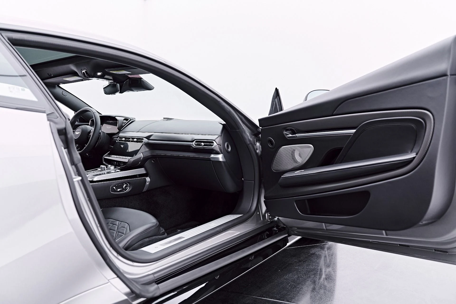 mph034_1895862234_Used_2025_Aston_Martin_Vanquish_V12_1786045824_4834a4e22a