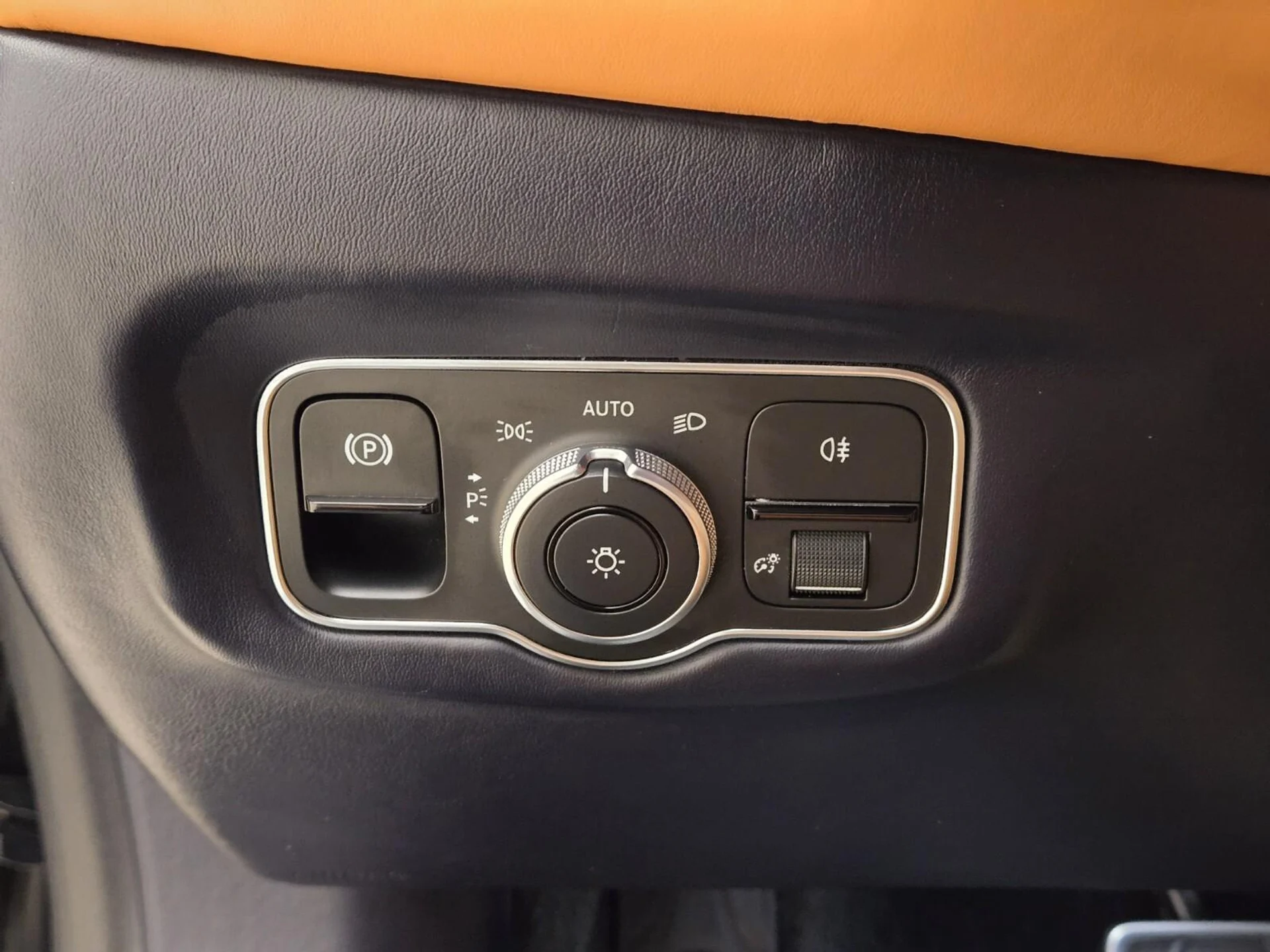 mph034_1900814253_Used_2021_Aston_Martin_DB_11_1764057889_8c42a8ca6a