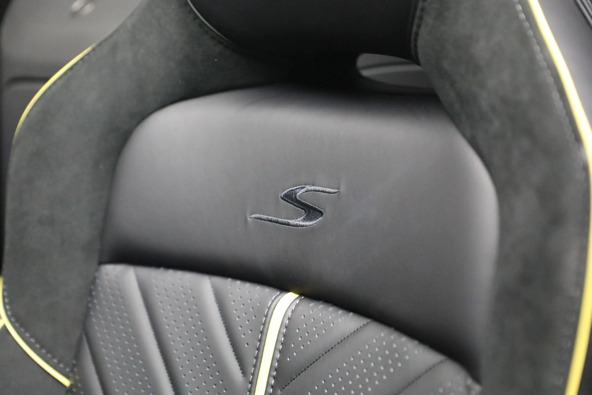 mph034_1902746678_New_2026_Aston_Martin_Vantage_S_Roadster_1776880029_1d1c865f35