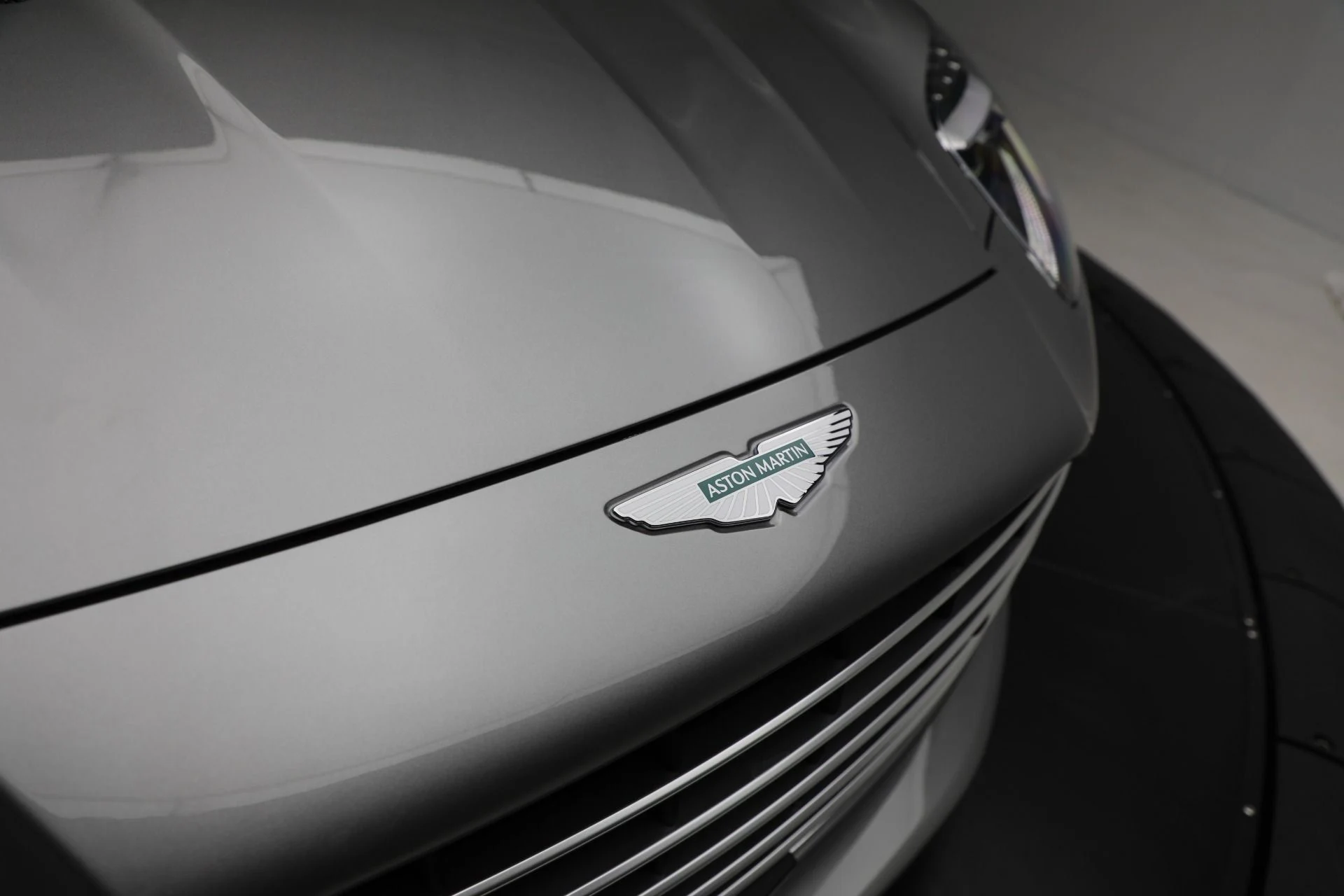 mph034_1918417315_New_2025_Aston_Martin_DB_12_Volante_64a9231752