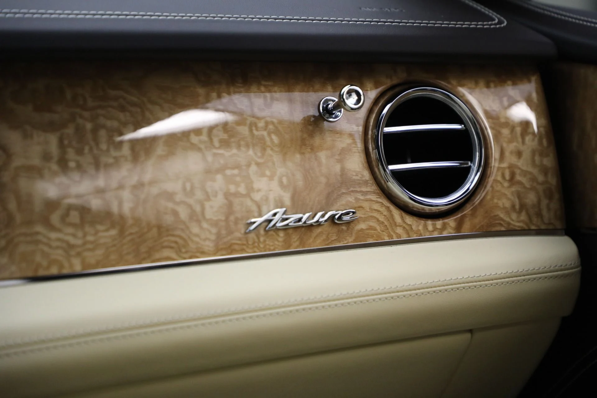 mph034_1928627817_New_2025_Bentley_Bentayga_Azure_V8_a7159bd735