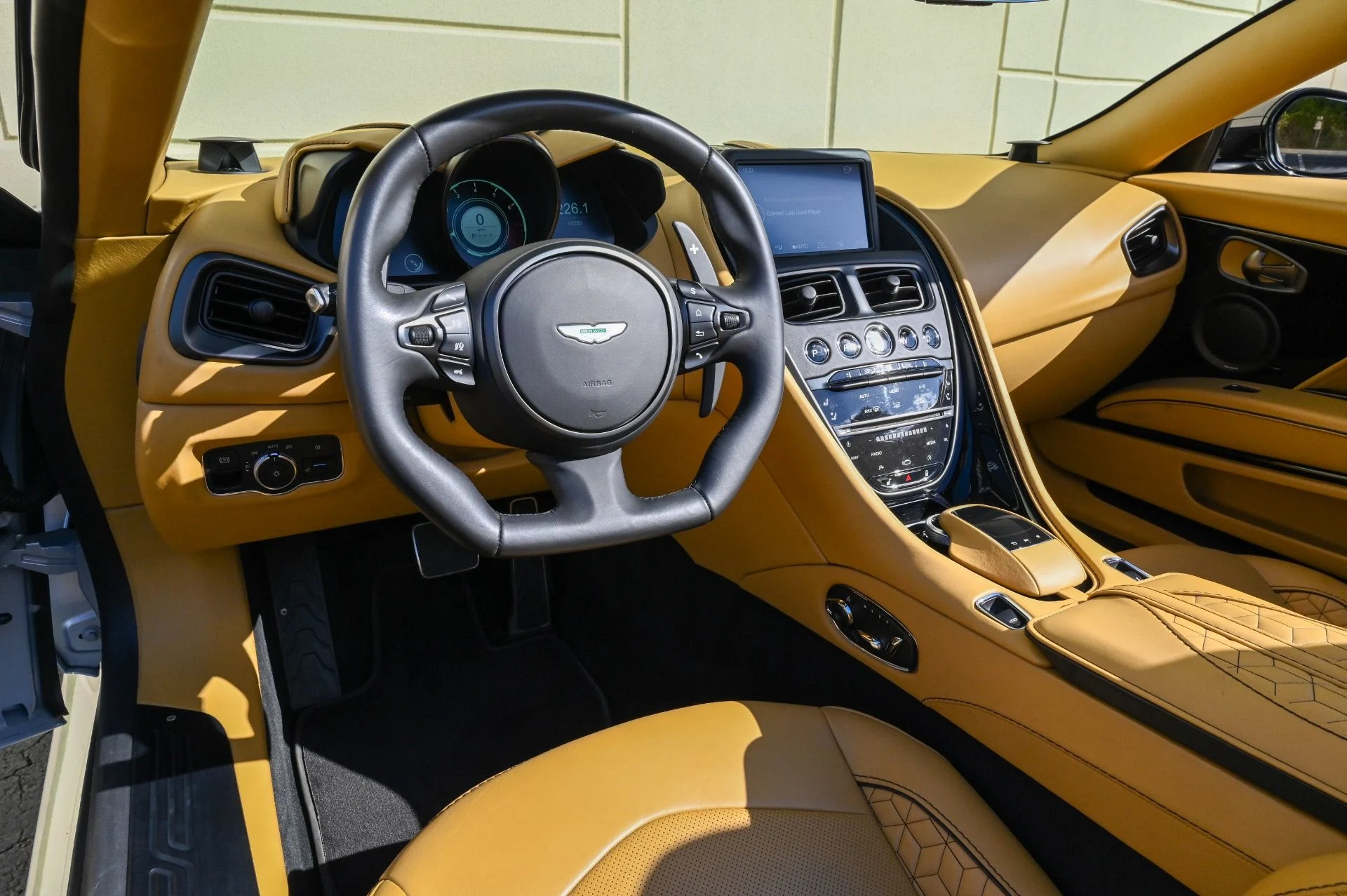 mph034_1985665522_Used_2020_Aston_Martin_DBS_Superleggera_1708981970_ba2883e204