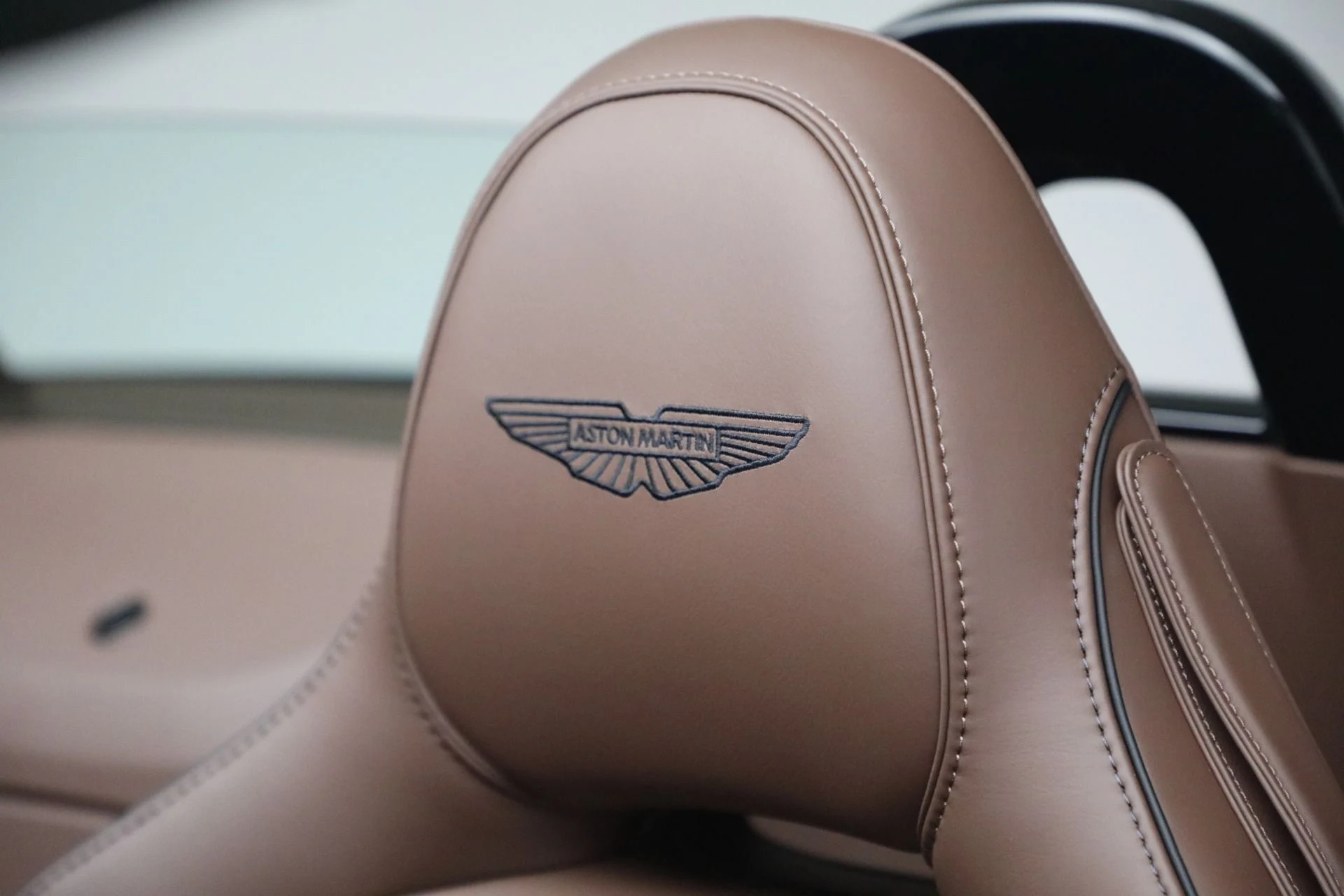 mph034_1985828946_New_2026_Aston_Martin_Vantage_S_Roadster_1787329518_0c6756e78a