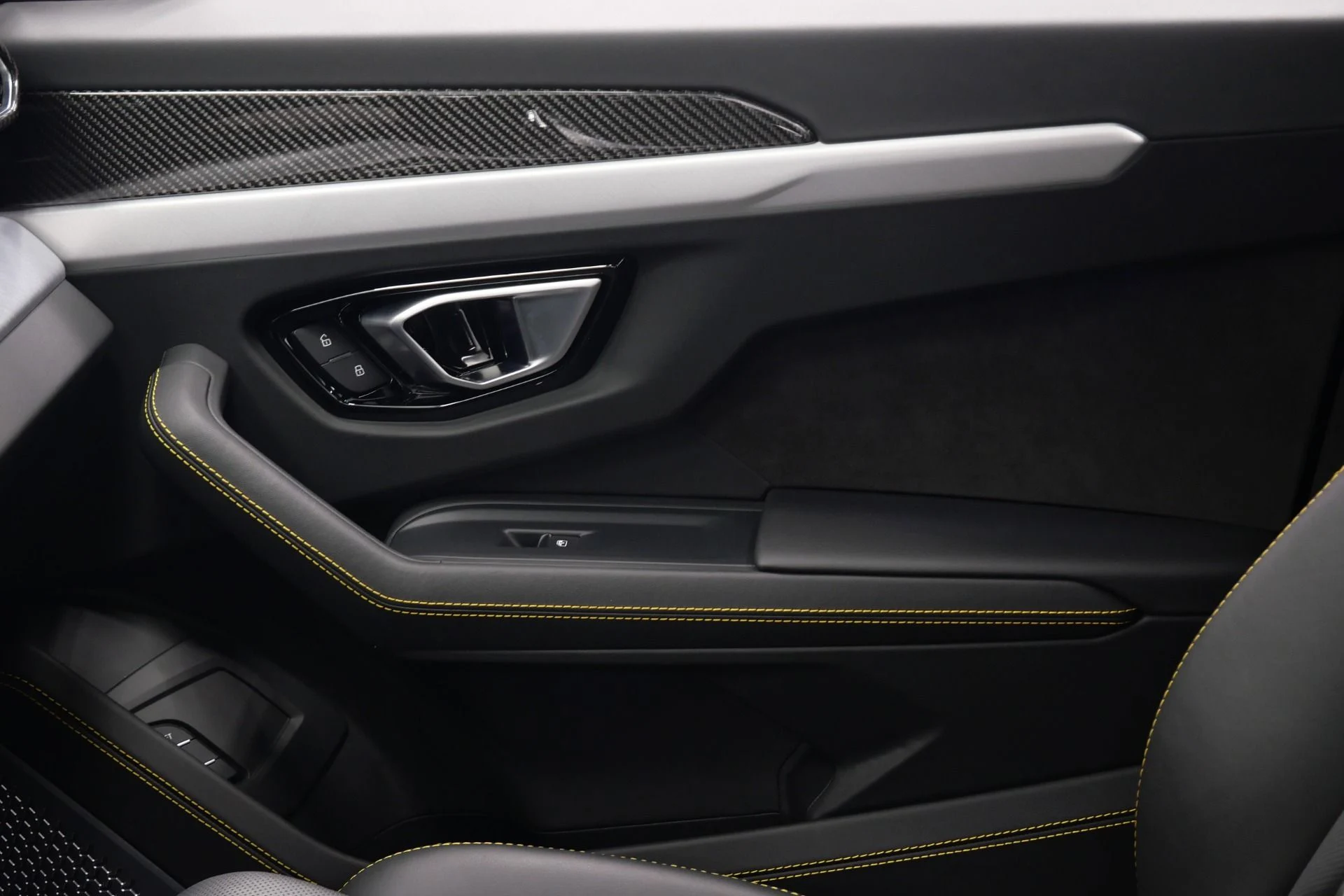 mph034_1986438647_Used_2021_Lamborghini_Urus_Carbon_Fiber_Packs_Inside_and_Out_23_Inch_Wheels_1775930480_c561a0b272