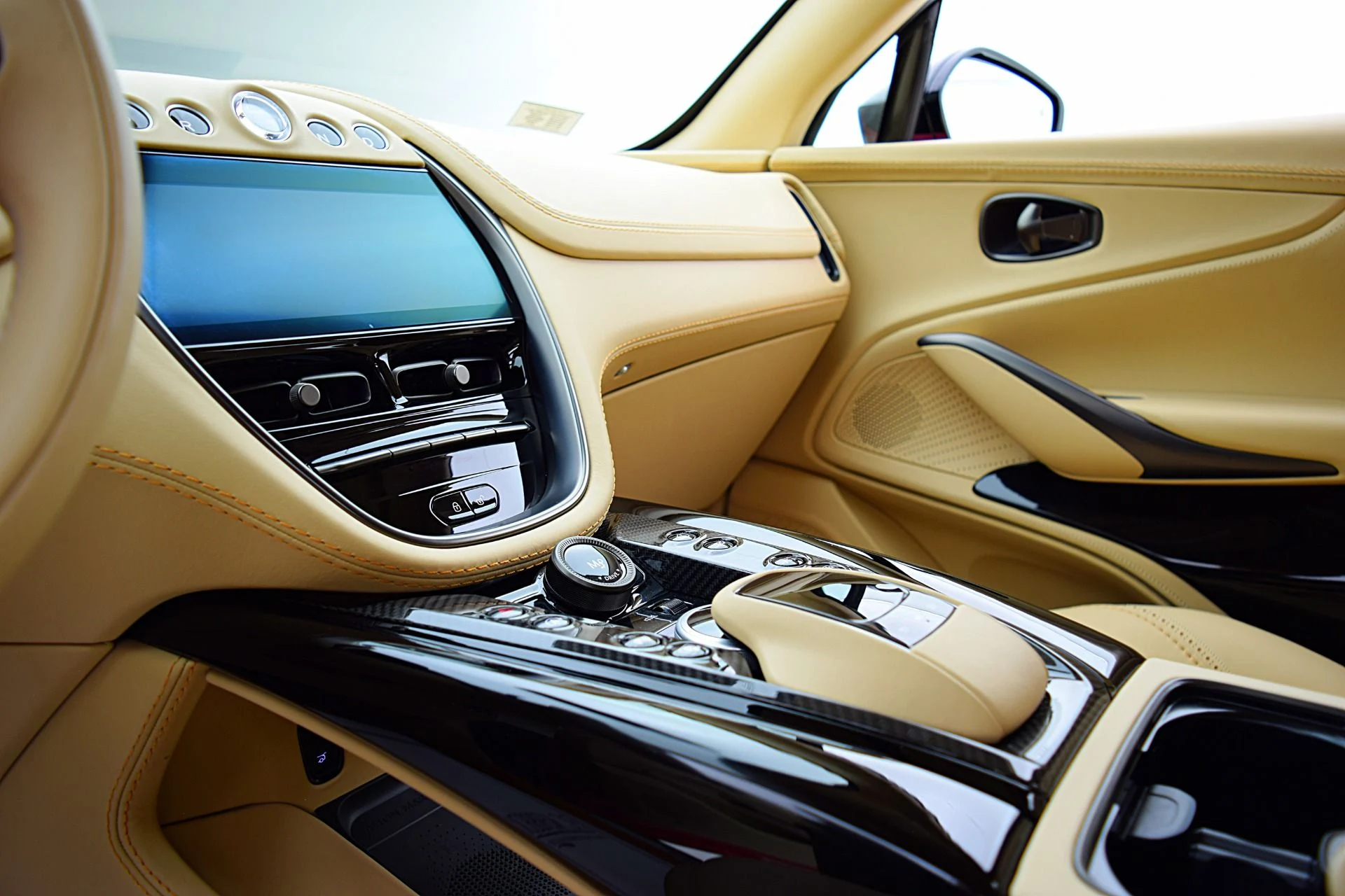 mph034_2018157935_Used_2023_Aston_Martin_DBX_707_01cf270d42