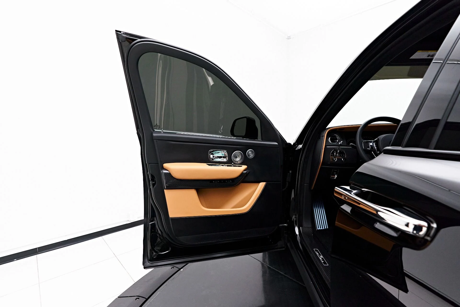 mph034_2036287554_Used_2022_Rolls_Royce_Cullinan_Base_1679686724_4c80950a98