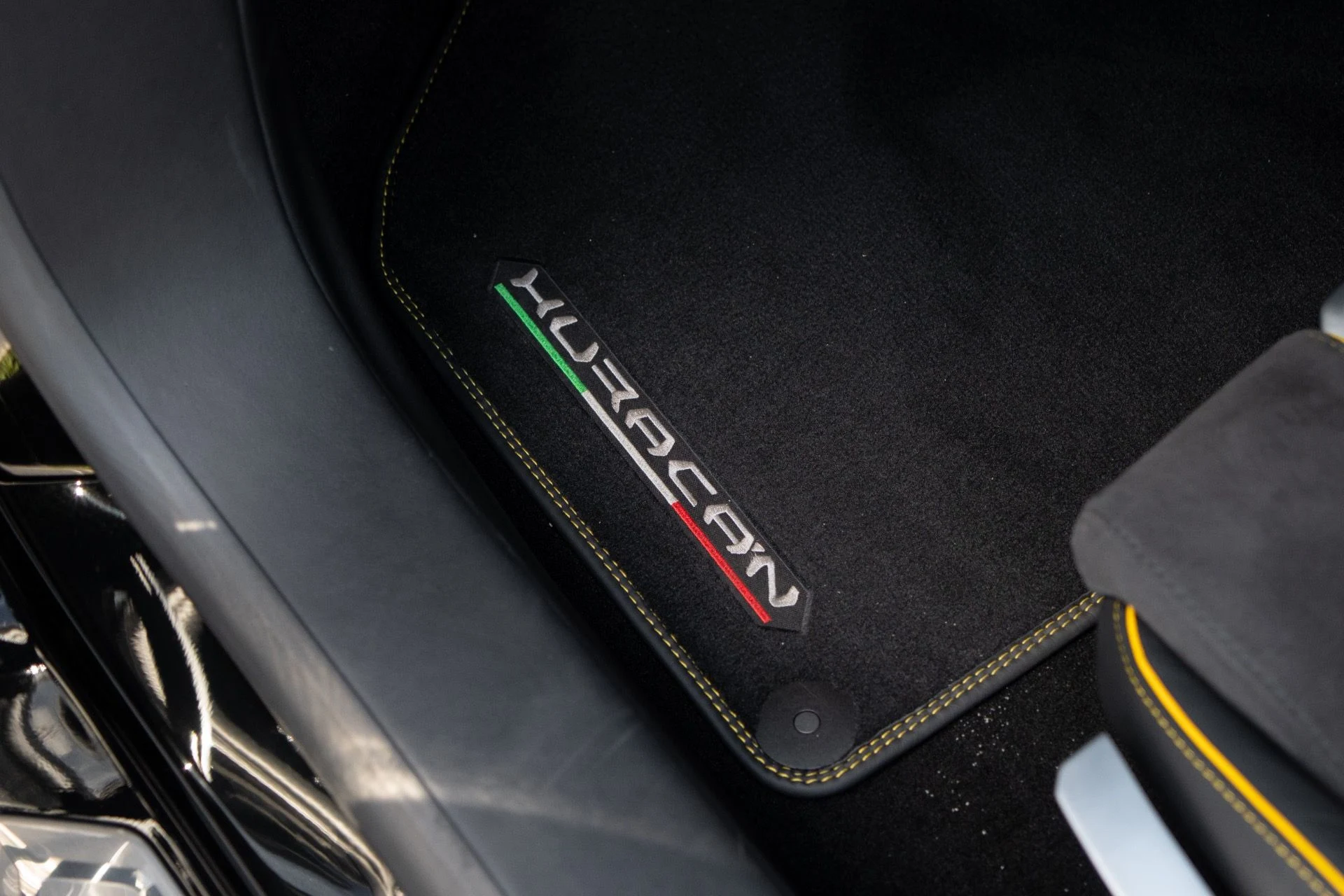 mph034_2038225925_Used_2022_Lamborghini_Huracan_EVO_1764129423_c4899a0084