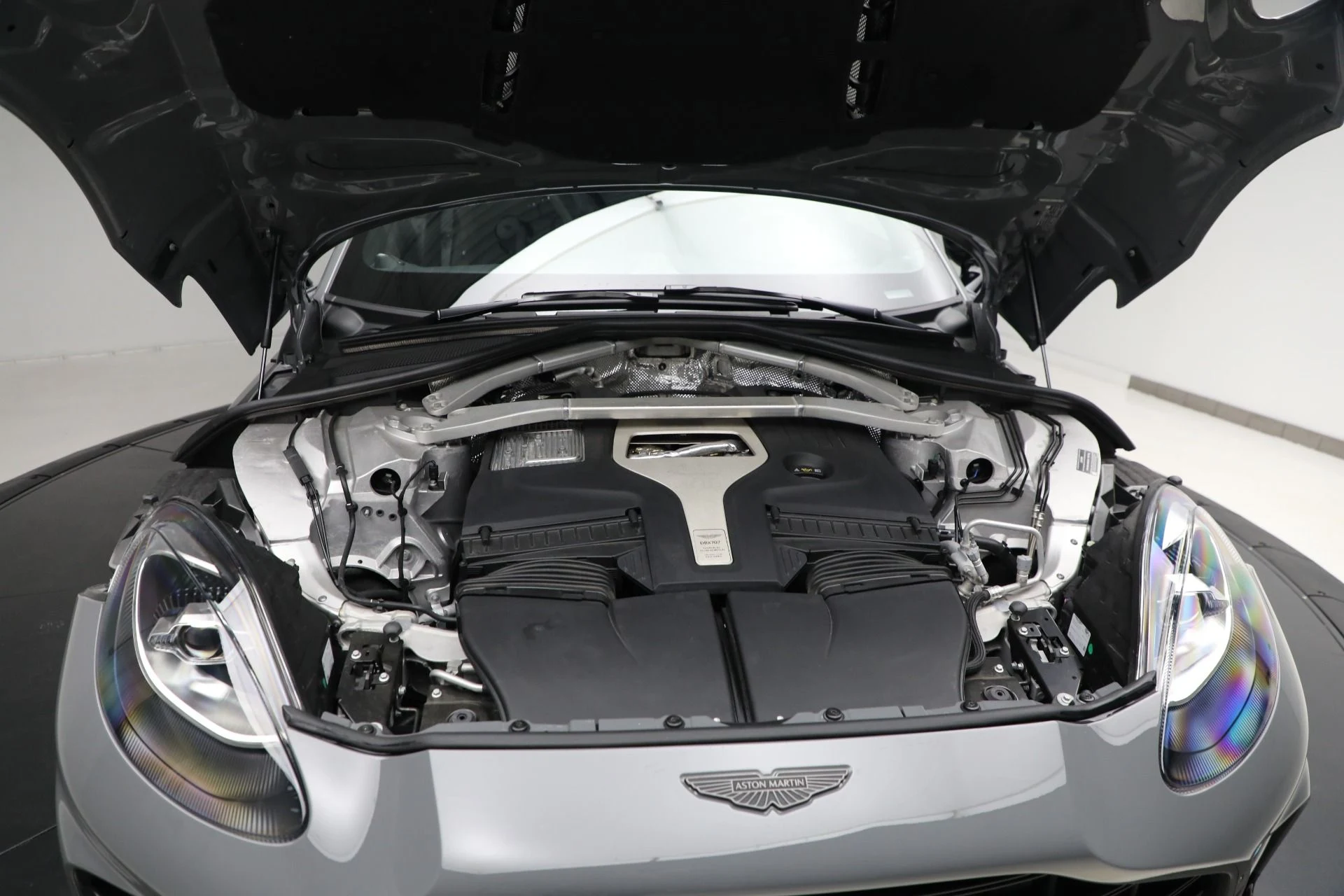 mph034_2047301761_Used_2025_Aston_Martin_DBX_707_4af26a6c50