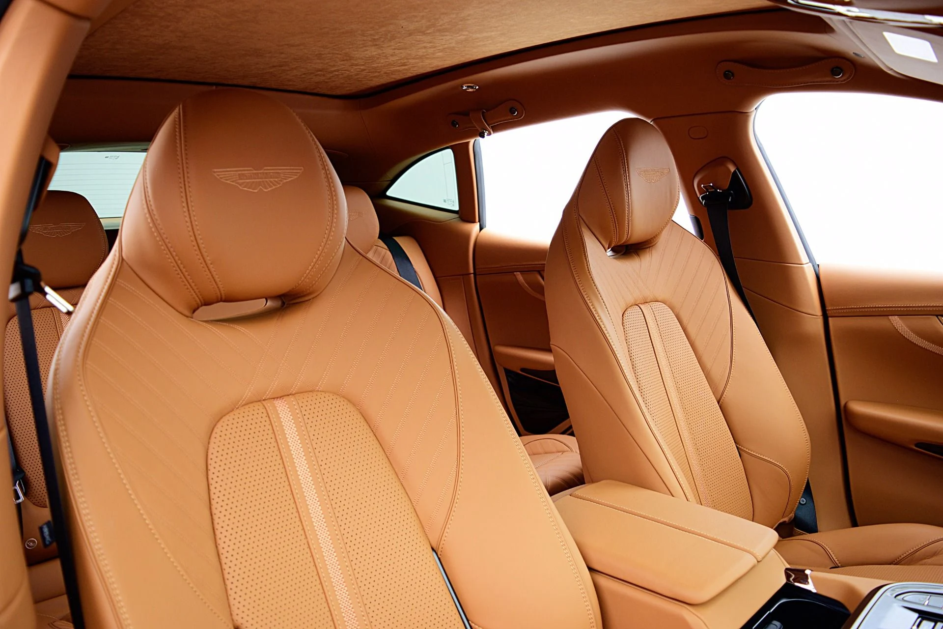 mph034_2060673187_New_2025_Aston_Martin_DBX_707_2b2616cbaf