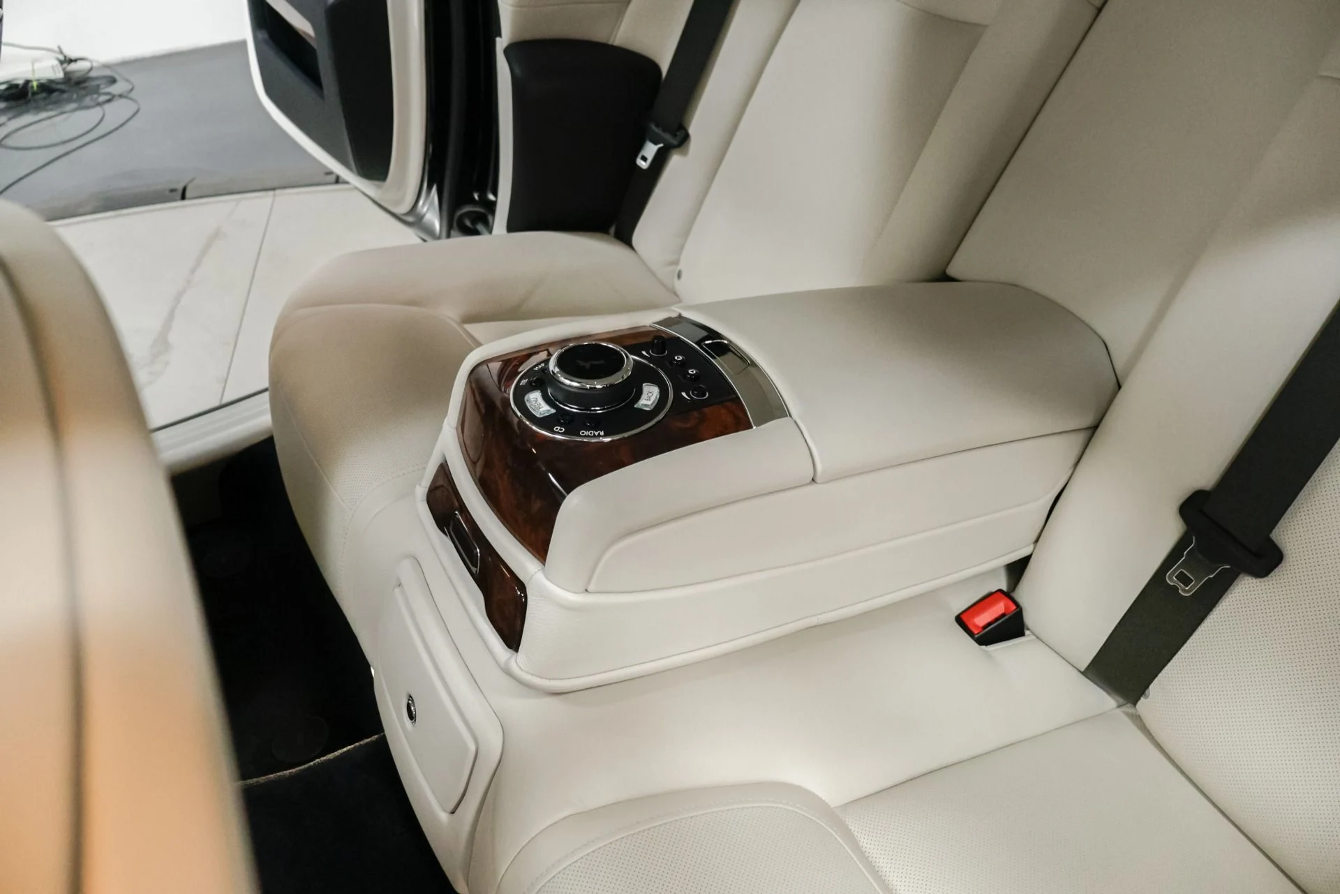 mph034_2077818724_Used_2015_Rolls_Royce_Ghost_Base_1760537897_82017b16f9