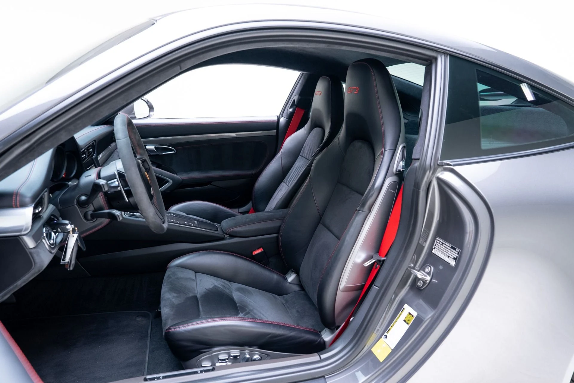 mph034_2094806112_Used_2018_Porsche_911_GT_3_1768867079_273bdba559