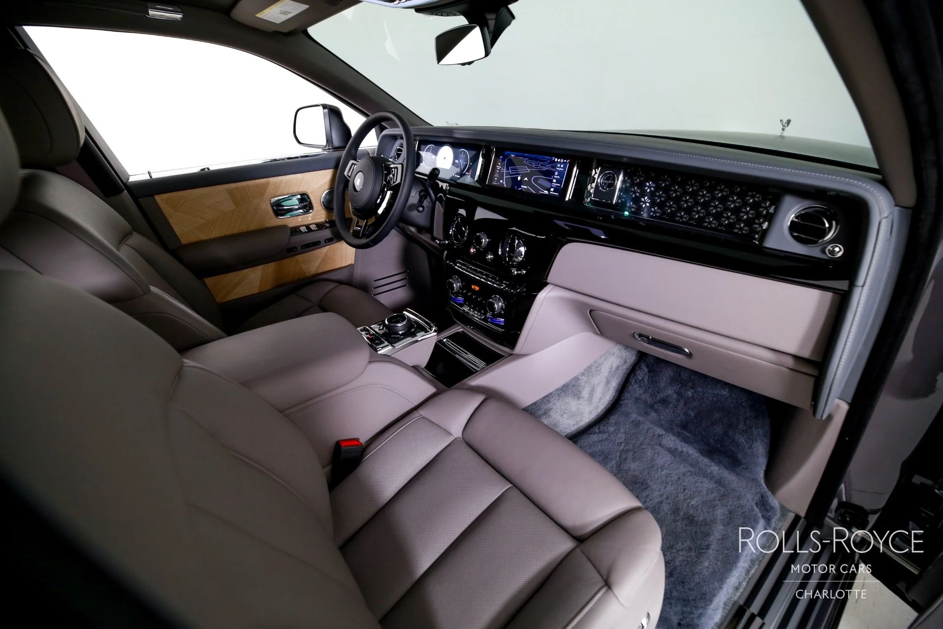 mph034_210317872_Used_2025_Rolls_Royce_Phantom_1759509500_c5976986da