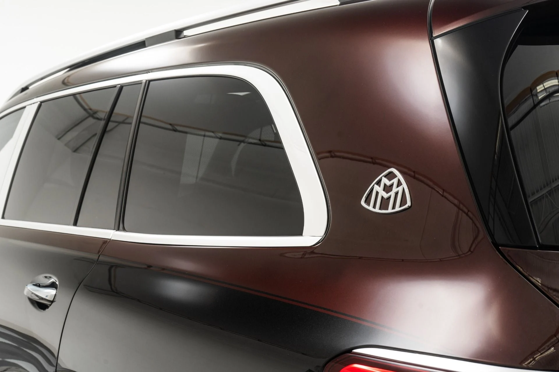 mph034_2107518138_Used_2023_Mercedes_Benz_Maybach_GLS_600_4_MATIC_Factory_Two_Tone_paint_Diamond_Turned_Wheels_Loaded_1757365639_68c318c99e