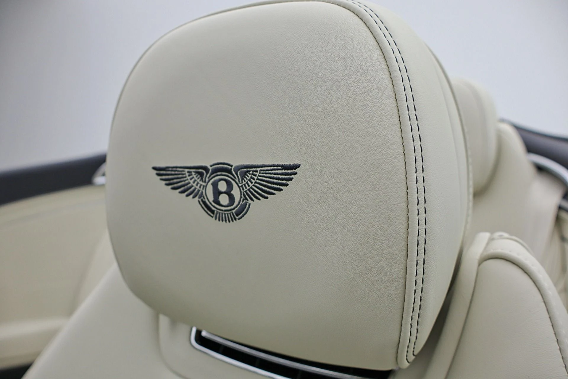 mph034_2117992604_New_2026_Bentley_Continental_GTC_6c789d4b7e