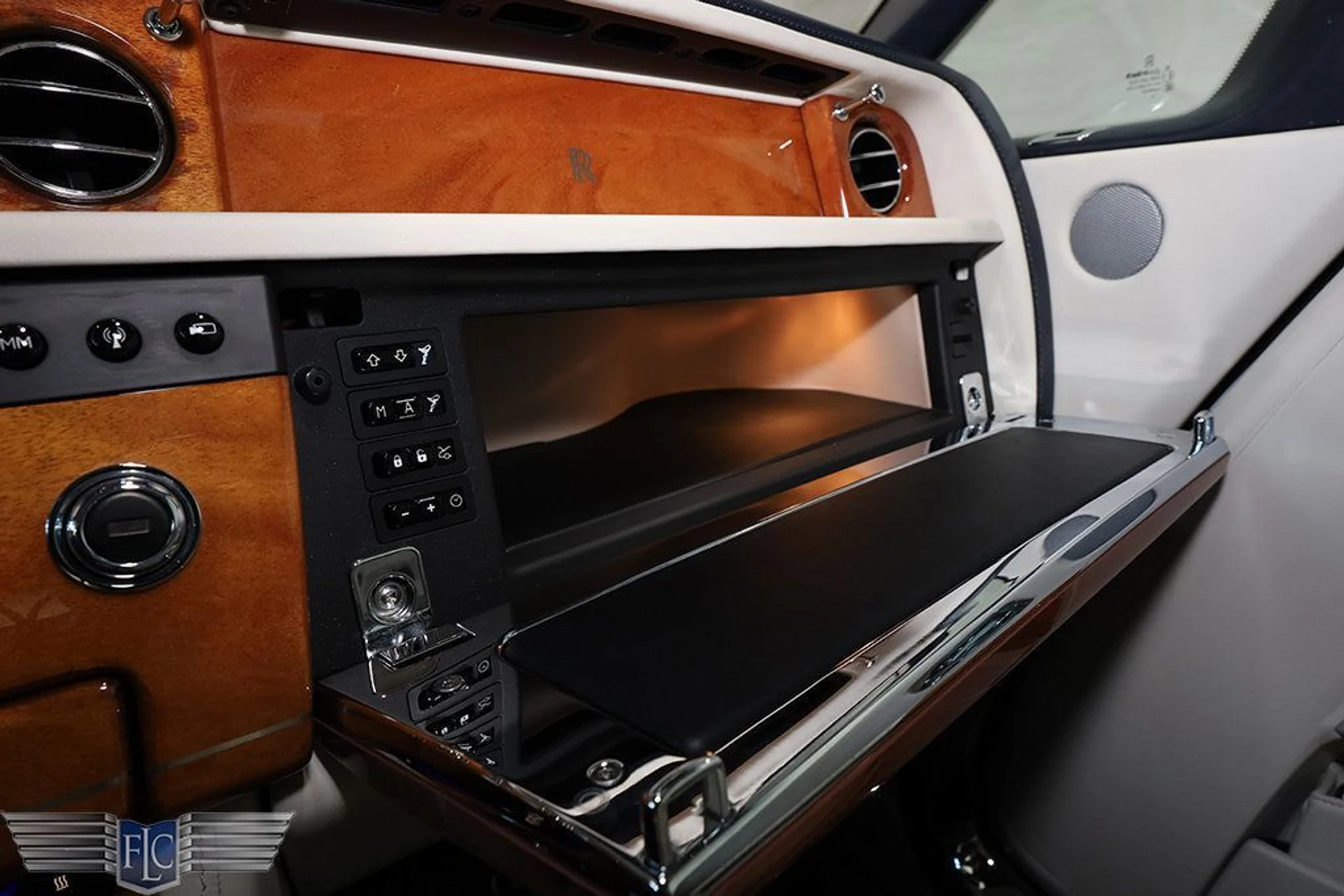 mph034_2139643123_used_2014_rolls_royce_phantom_drophead_coupe_9689_22941725_35_1024_3de3c12e6a