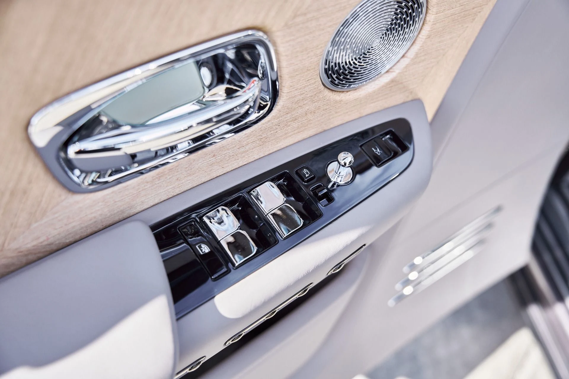 mph034_219774597_Used_2025_Rolls_Royce_Phantom_Base_1769480917_388307f62d