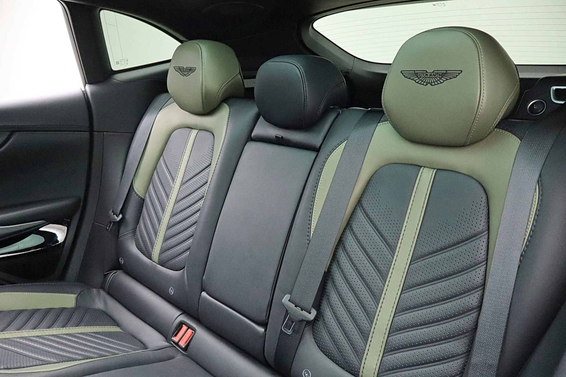 mph034_2207139633_Used_2023_Aston_Martin_DBX_707_063caa04e8