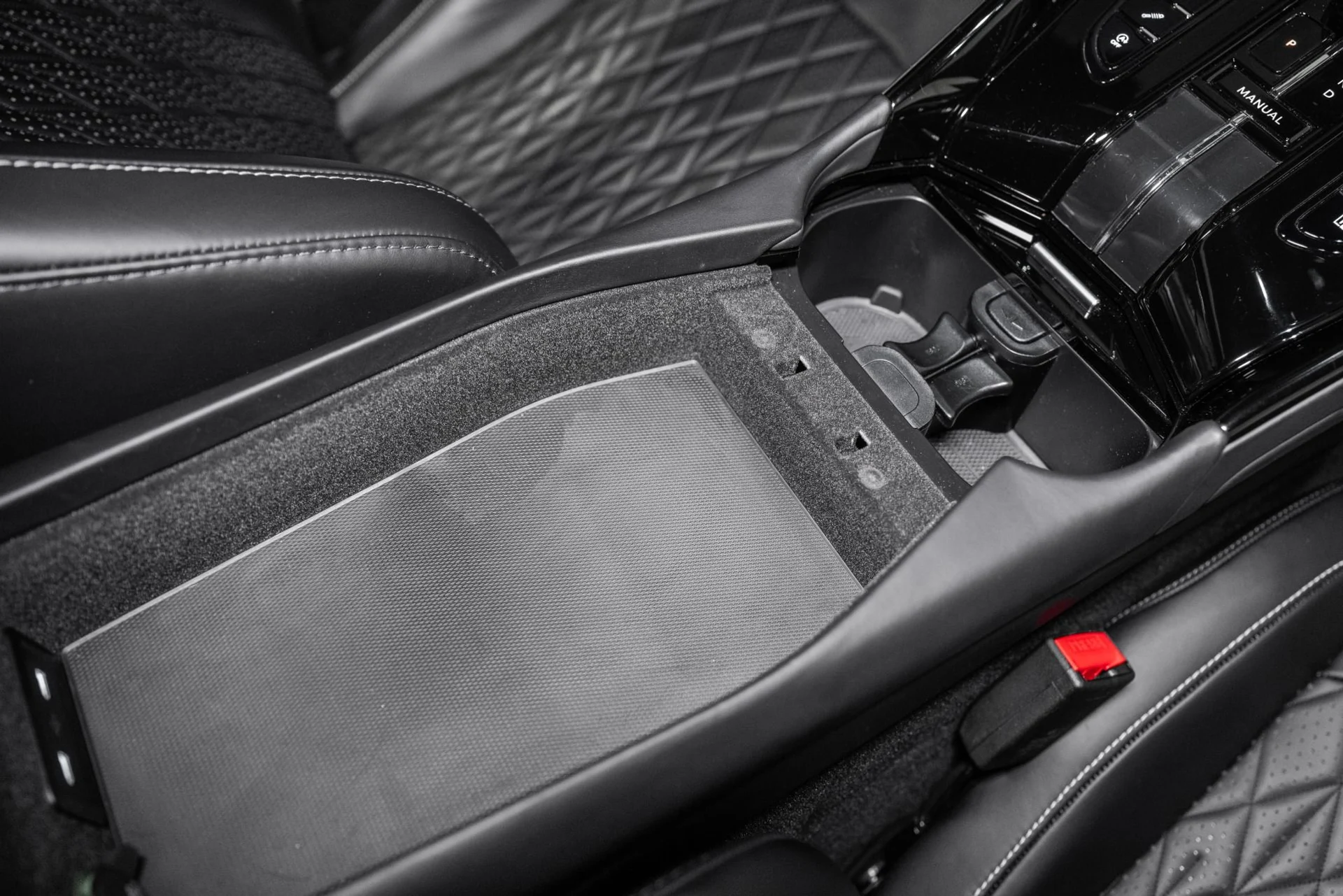 mph034_2273226325_Used_2024_Aston_Martin_DB_12_V8_1773165102_d2503c0471