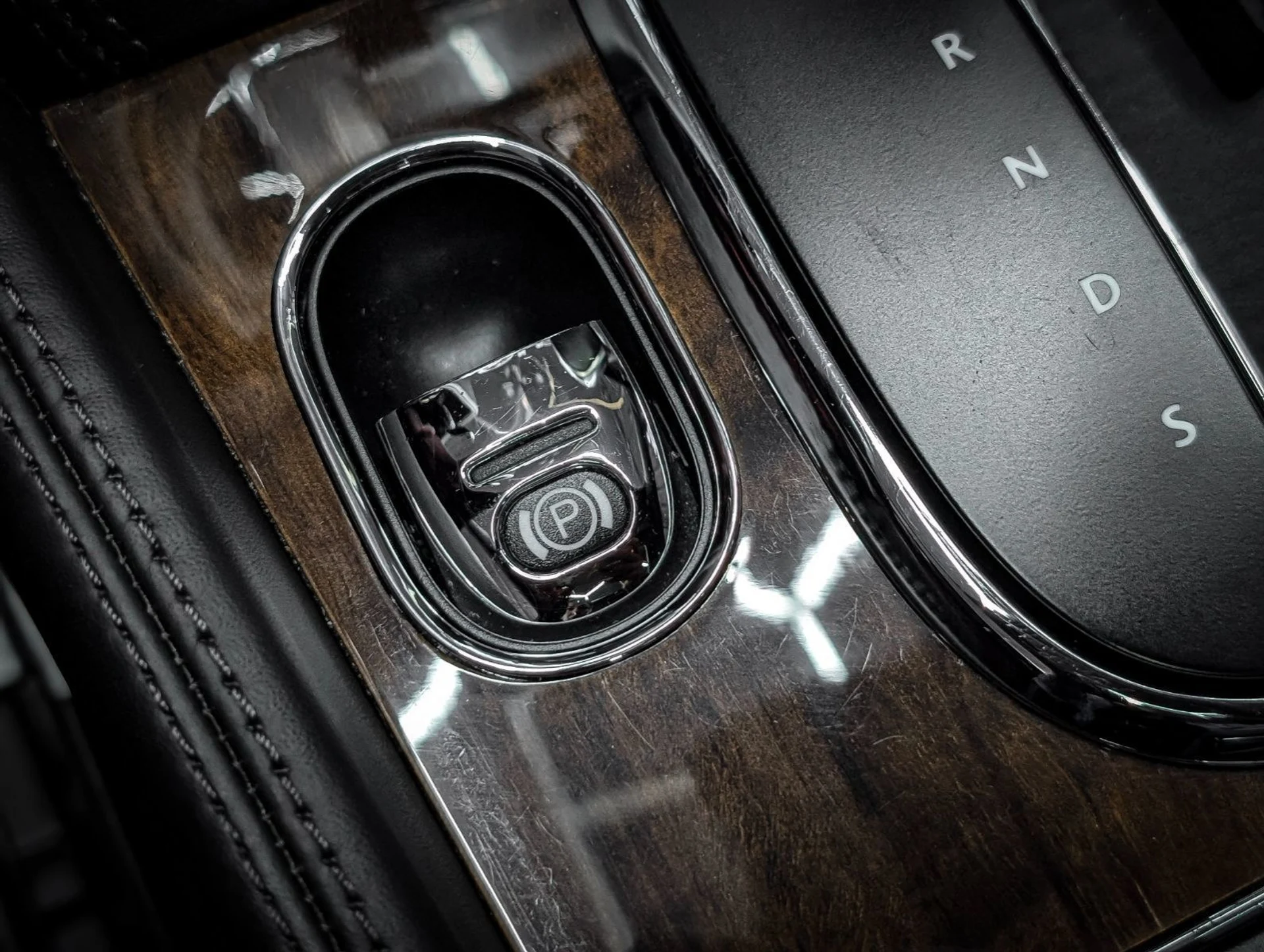 mph034_228964913_36587952_08967_2017_bentley_flying_spur_056_30f9d07d1e