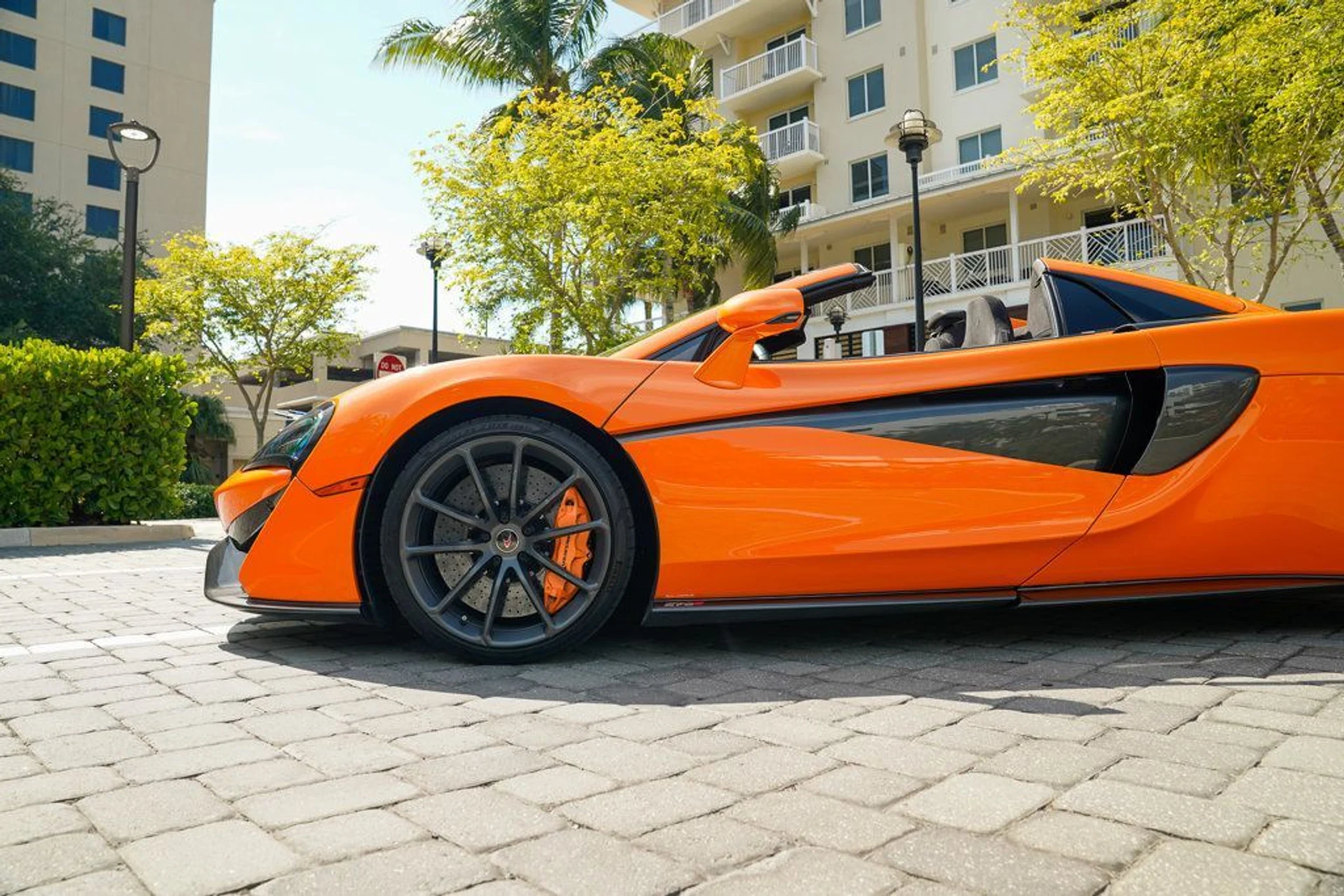 mph034_2337667286_used_2018_mclaren_570s_spider_14354_22891400_35_1024_16a422f769