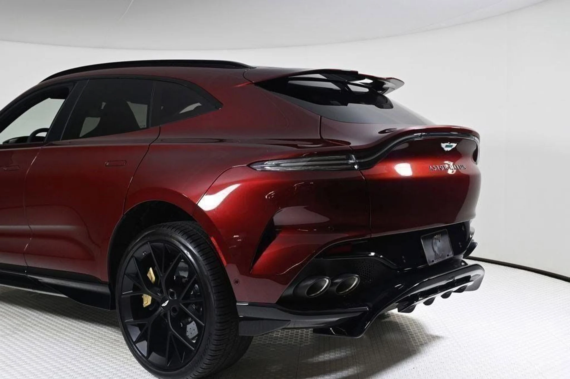 mph034_2365296655_new_2025_aston_martin_dbx_707awd_11350_22854858_34_1024_17b58ef300