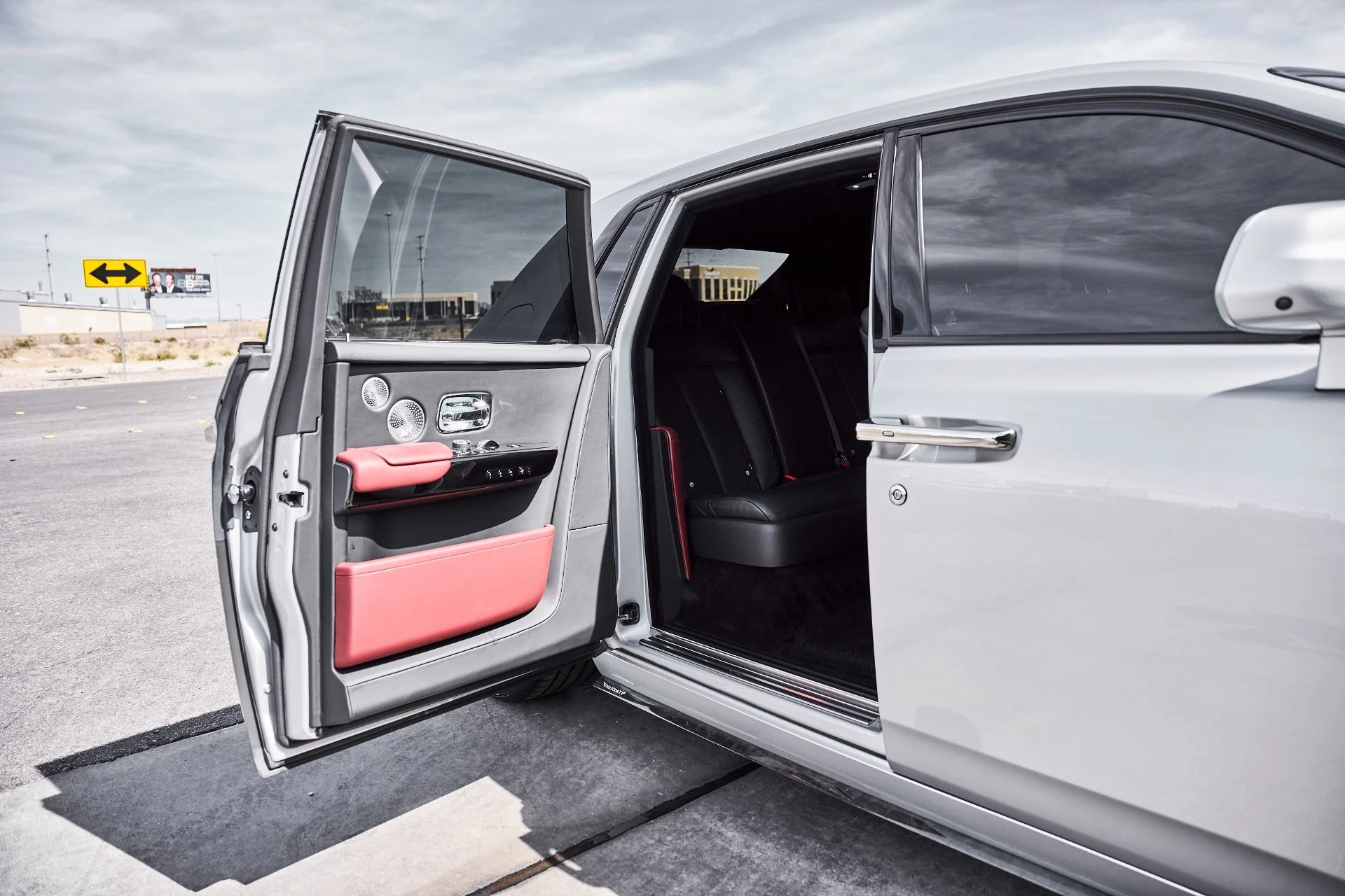 mph034_2370360714_Used_2024_Rolls_Royce_Phantom_Base_1778172916_78a453f657