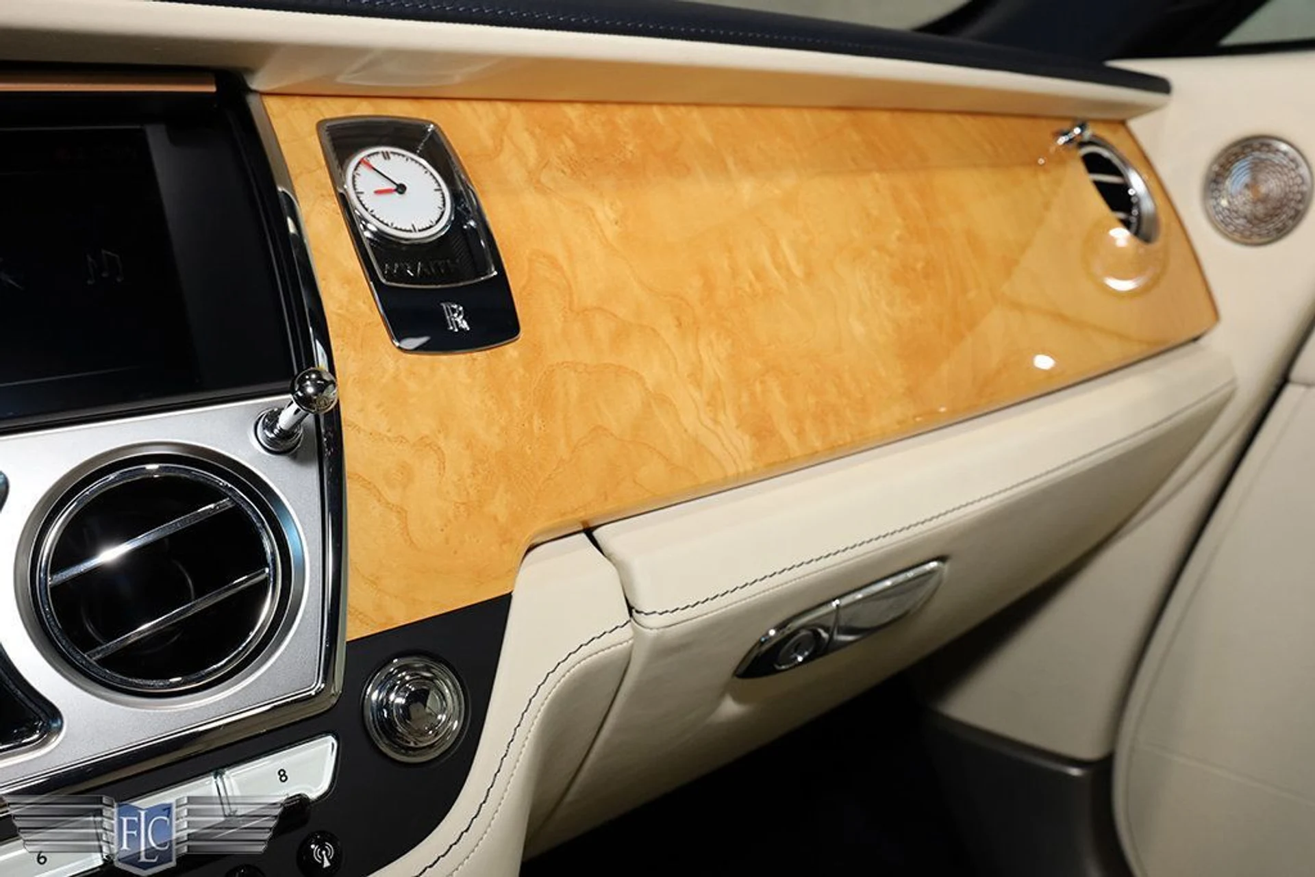 mph034_2371030317_used_2019_rolls_royce_wraith_coupe_9689_22959552_35_1024_ee39f6a27e