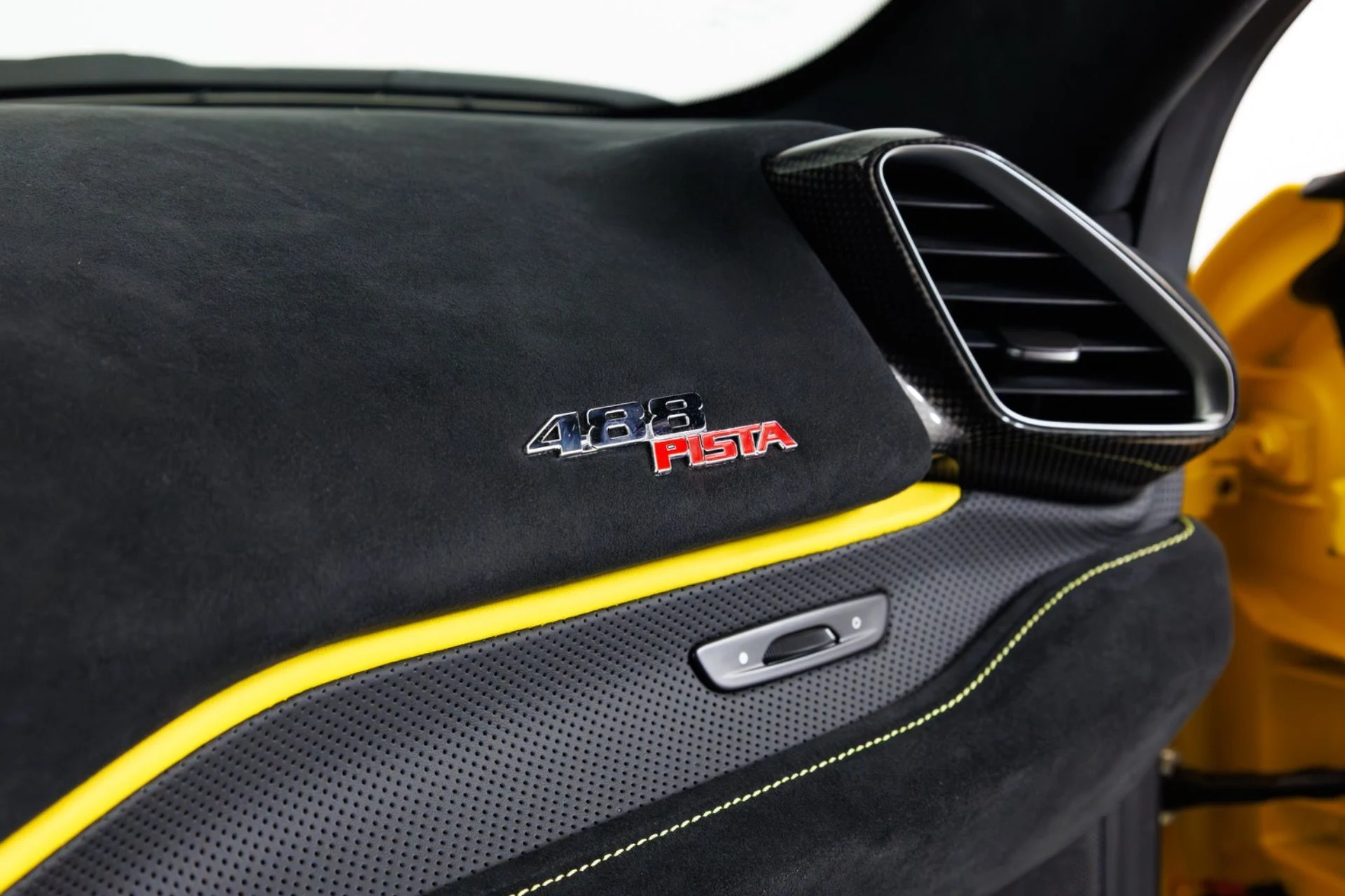 mph034_2461135512_Used_2020_Ferrari_488_Pista_1773687206_2864e73ced