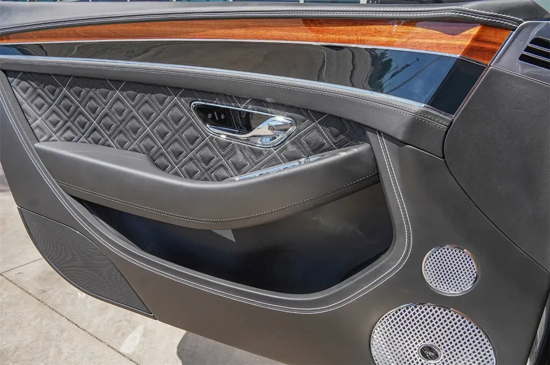 mph034_2468350835_be64a79430694eca98f0585d4100f0a2_304b35c37f