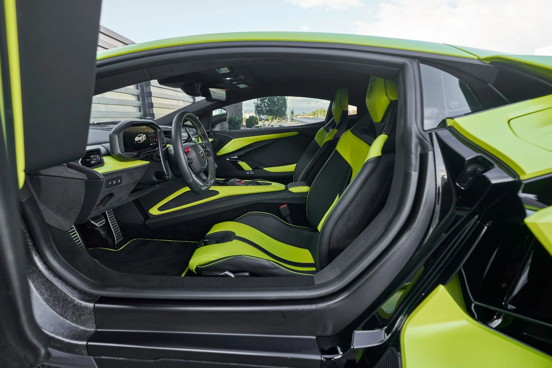 mph034_2478312259_Used_2024_Lamborghini_Revuelto_1763604734_5b2fff113a