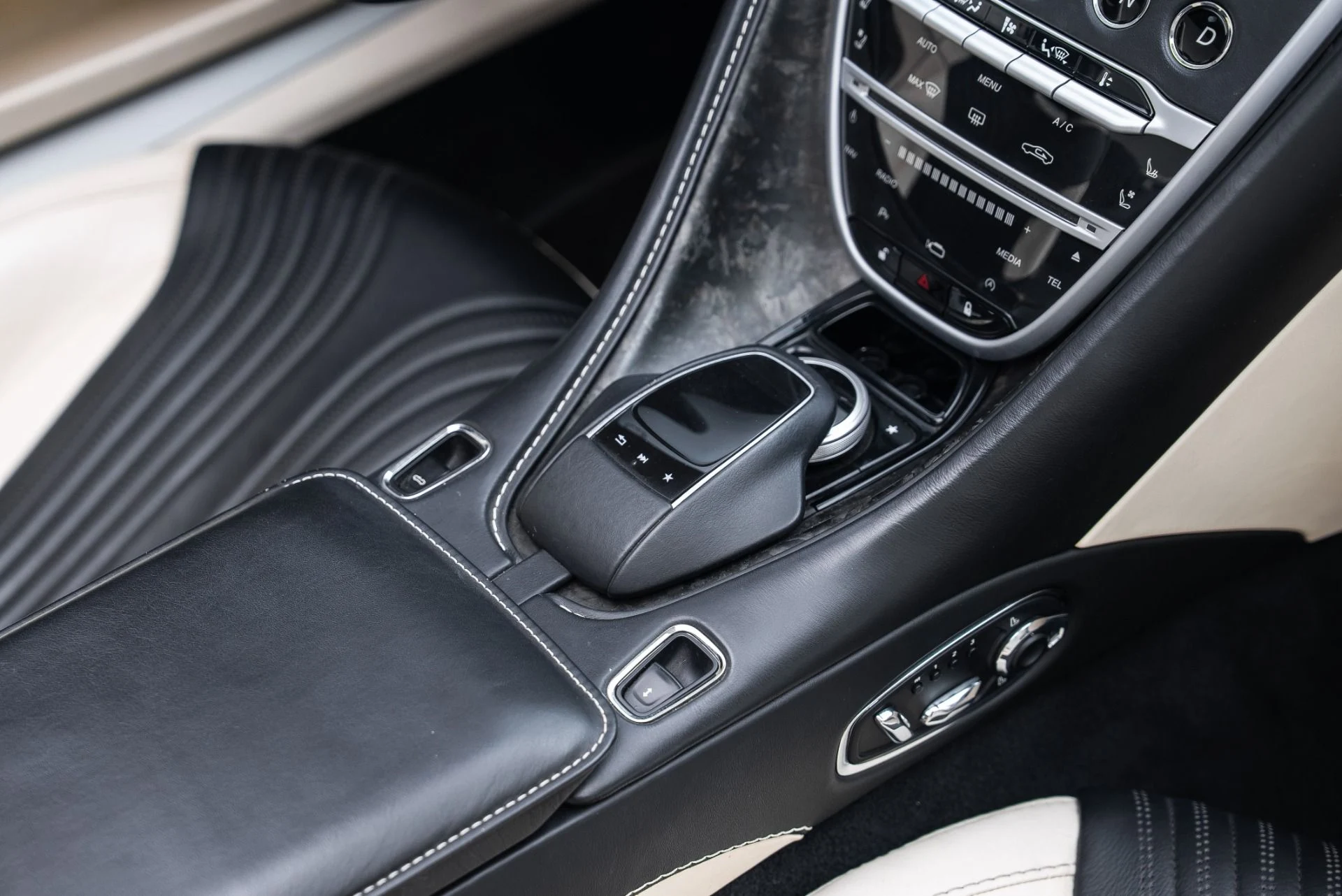 mph034_2480805801_Used_2020_Aston_Martin_DB_11_Volante_1764802988_4363a94360