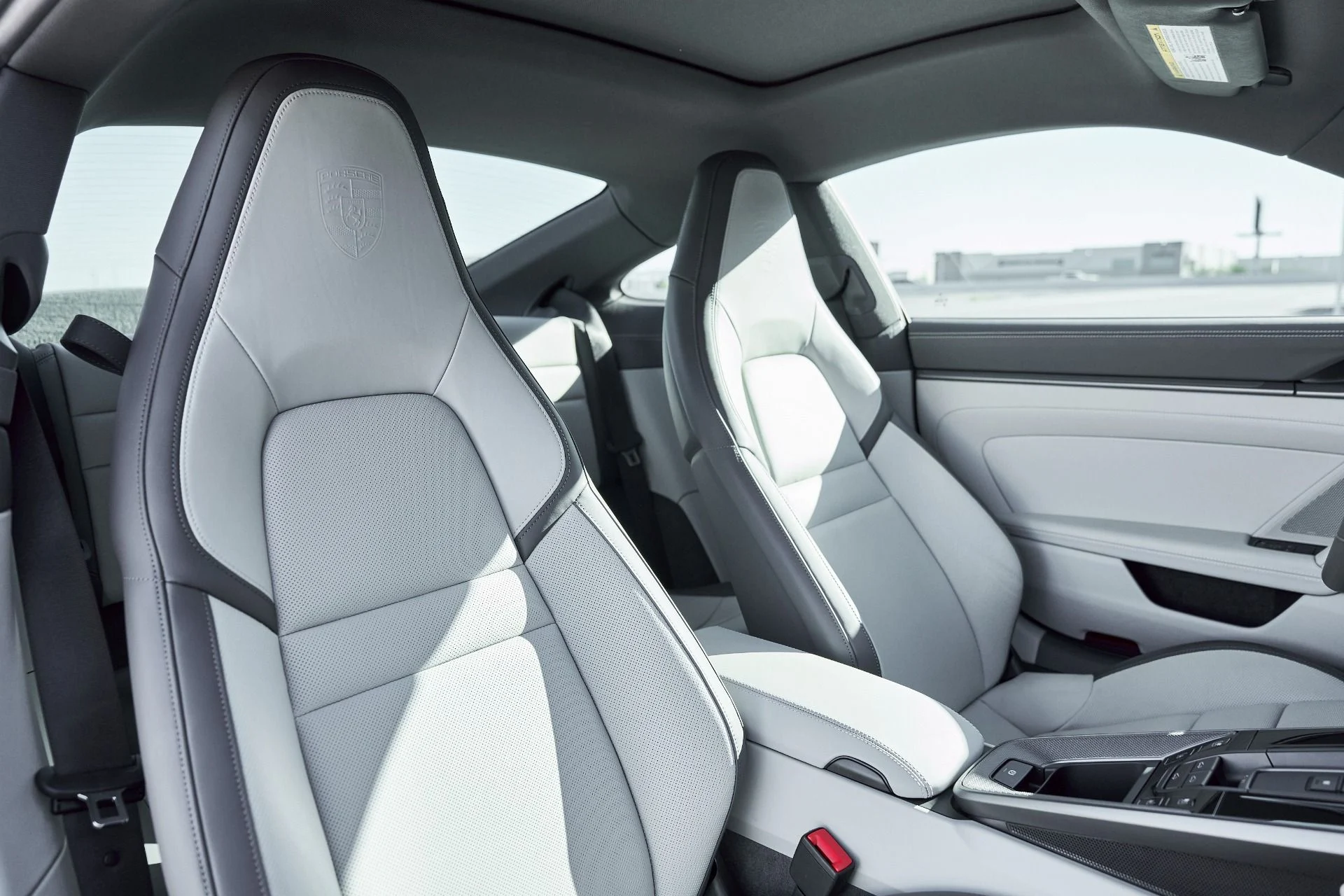 mph034_2485468975_Used_2025_Porsche_911_Carrera_1768012360_fd2b416ff2