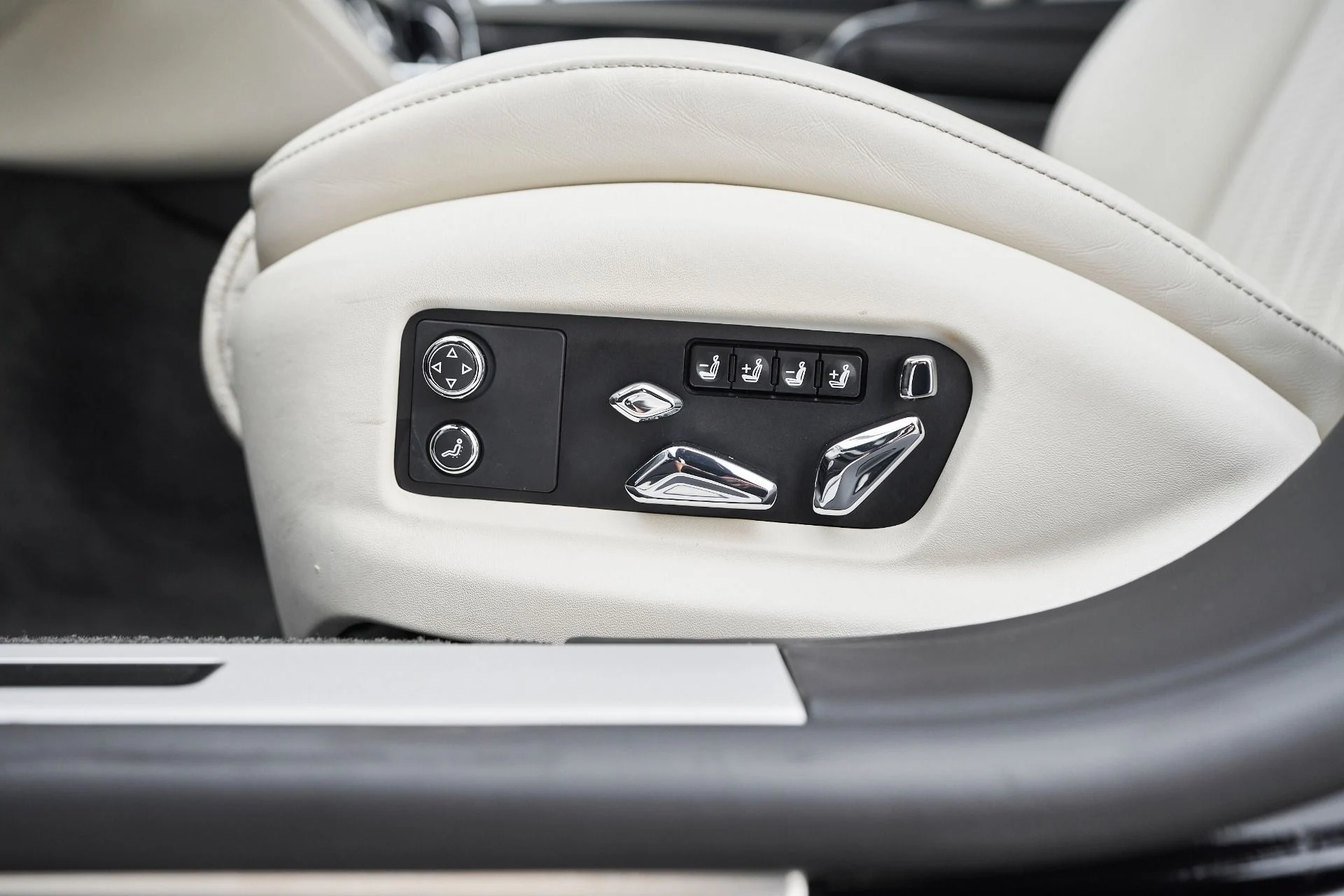 mph034_2506052335_Used_2022_Bentley_Flying_Spur_V8_1763502813_c81bf92da6