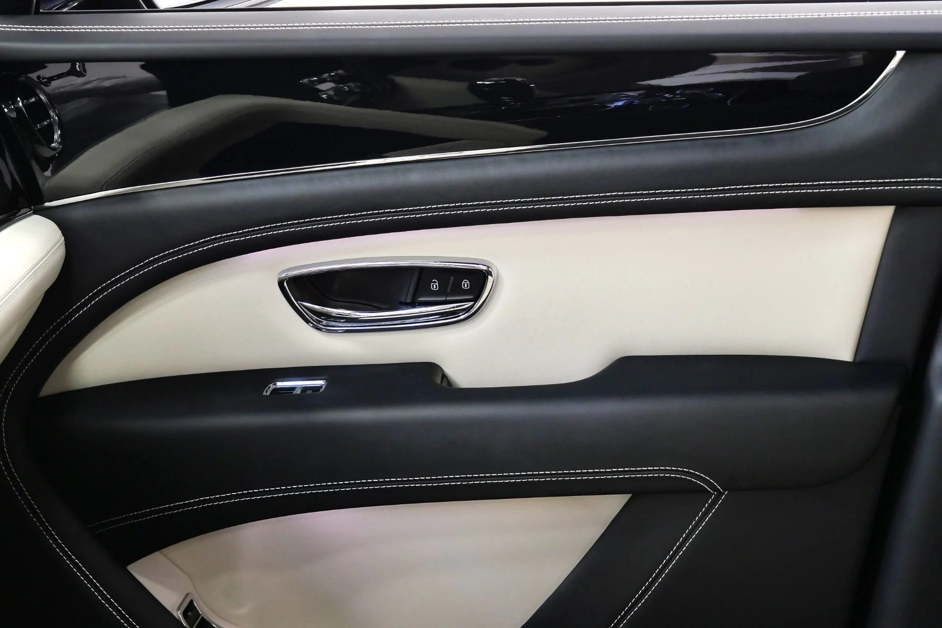 mph034_252322340_Used_2023_Bentley_Bentayga_V8_Touring_Specification_Front_Seat_Comfort_Specification_1783533314_0d43ecc3a6