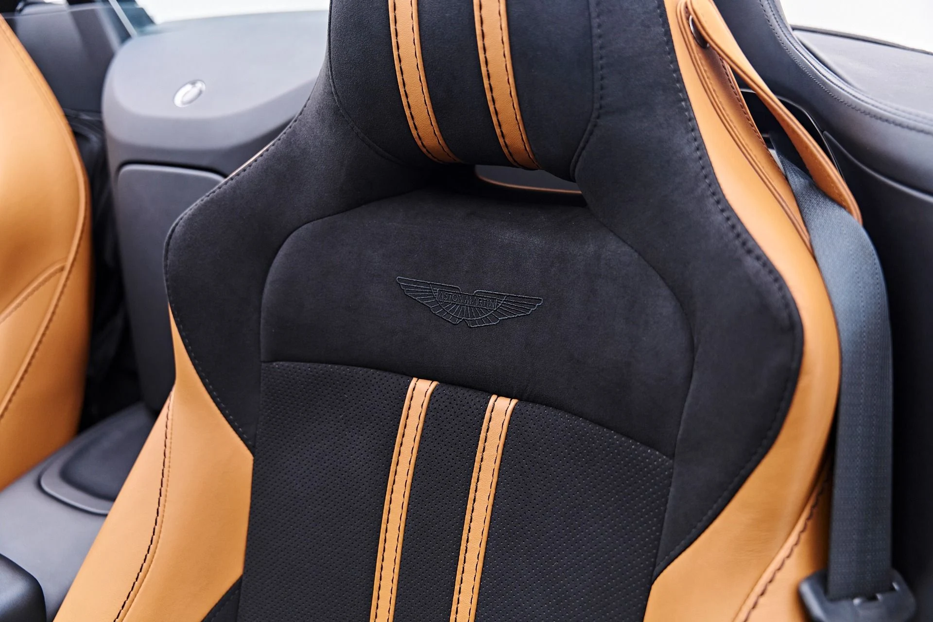 mph034_2529993544_Used_2022_Aston_Martin_Vantage_Base_1786226078_b667db2e2a