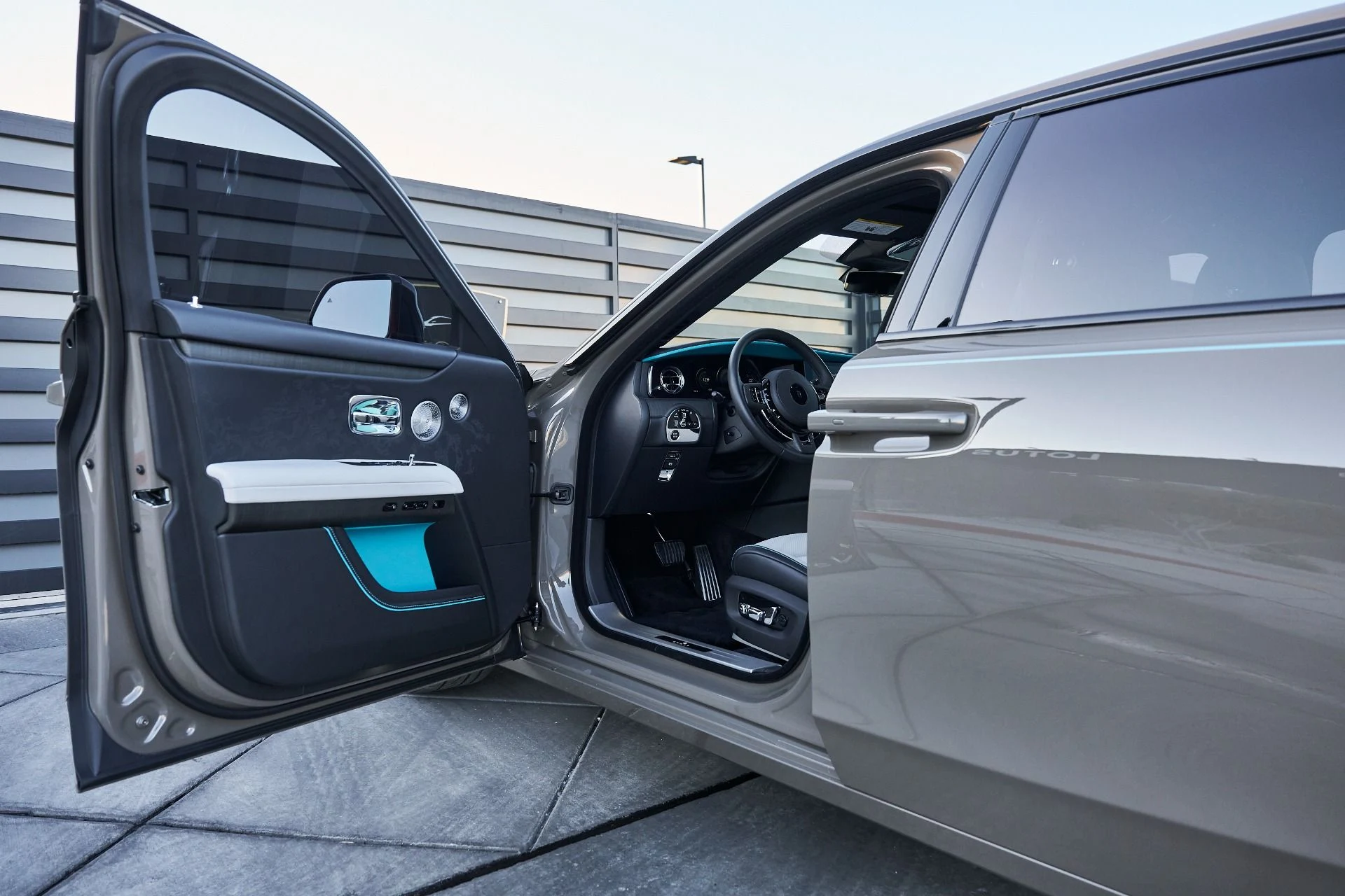 mph034_2532713186_Used_2025_Rolls_Royce_Ghost_Base_1770087435_2e1648be52