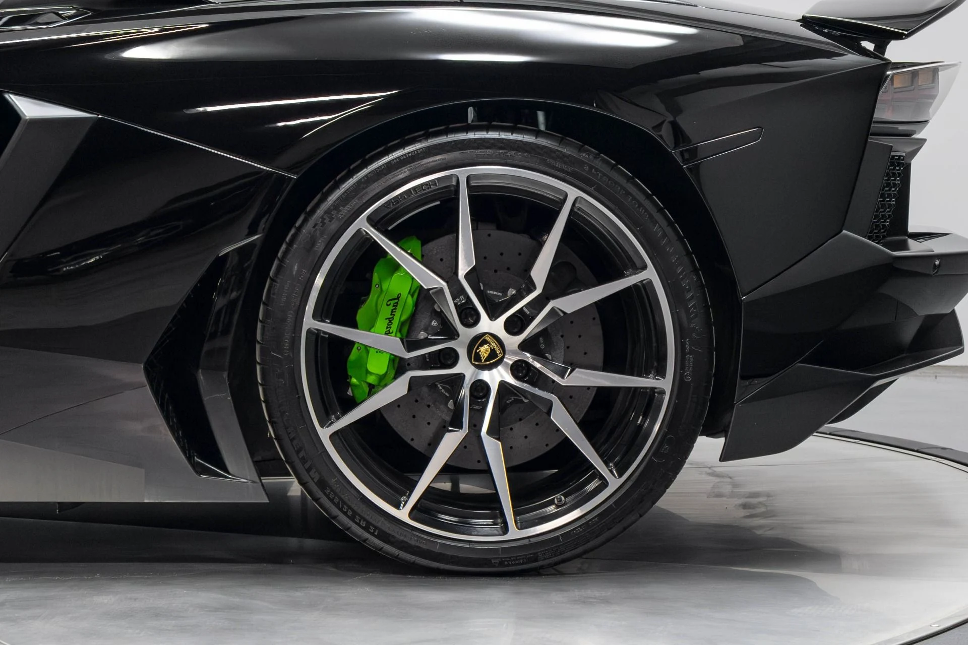 mph034_2536460587_Used_2015_Lamborghini_Aventador_LP_700_4_1780593182_6581625b75