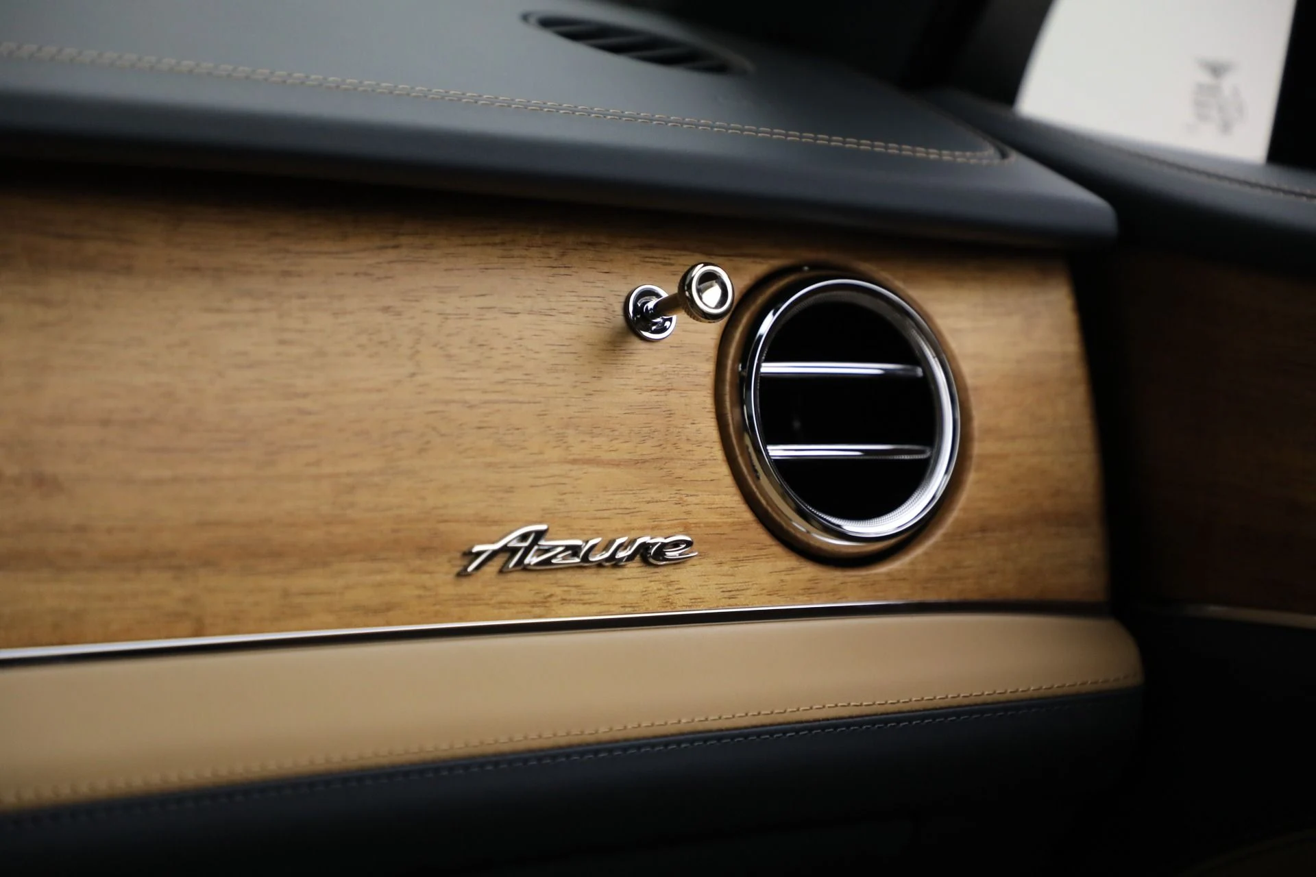 mph034_2545117471_New_2025_Bentley_Bentayga_EWB_Azure_V8_eade6c20a4