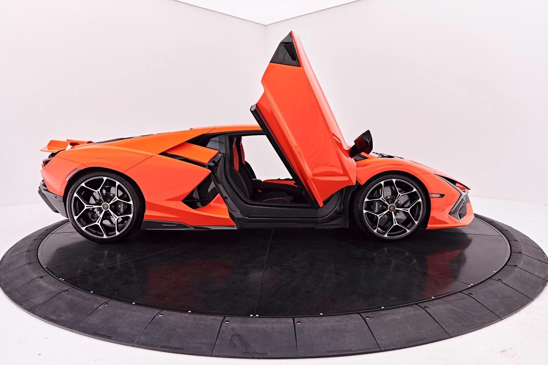 mph034_2549232226_Used_2024_Lamborghini_Revuelto_Base_1786150925_1795e33bb5