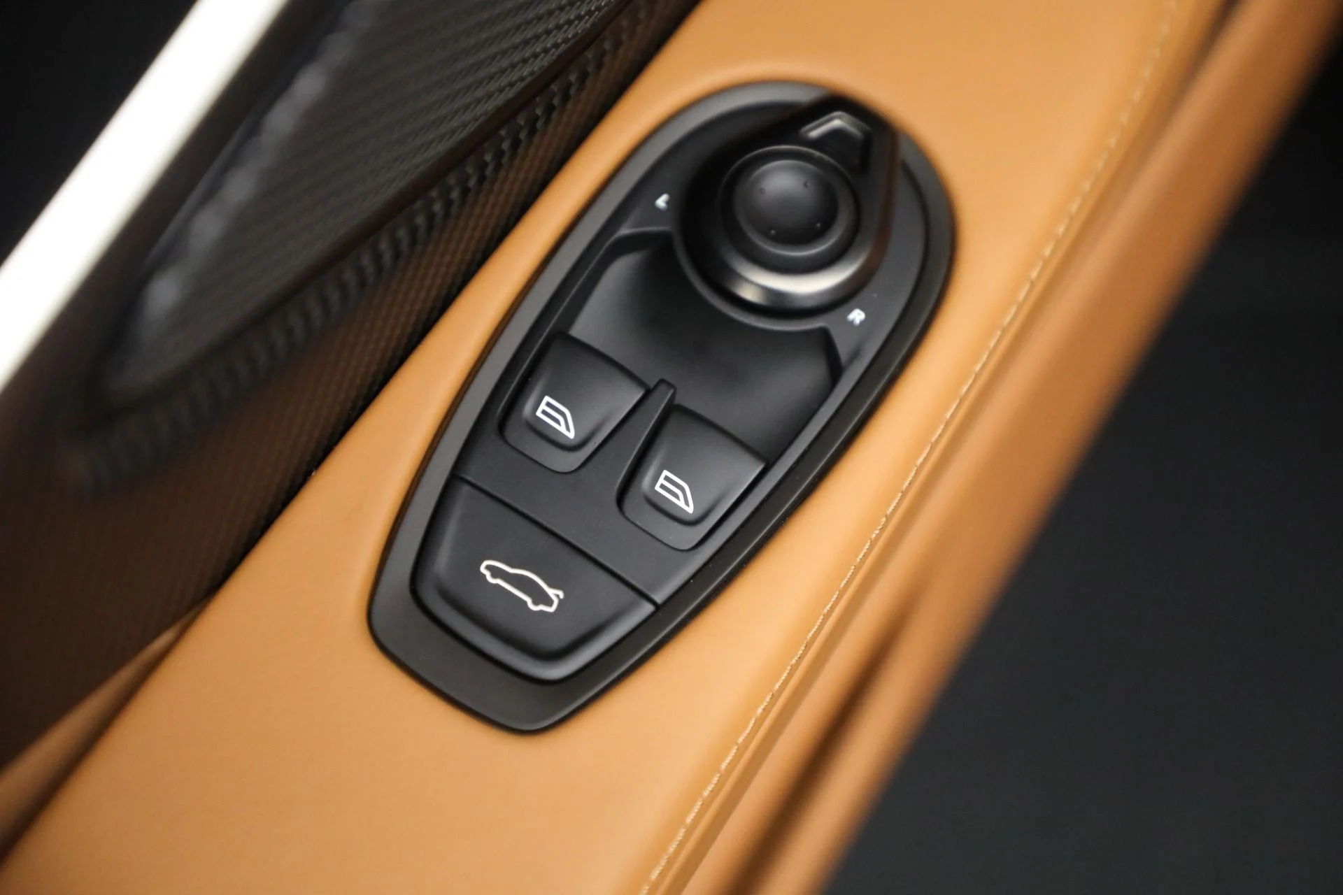 mph034_2562712852_New_2025_Aston_Martin_DB_12_Volante_e46100ff73