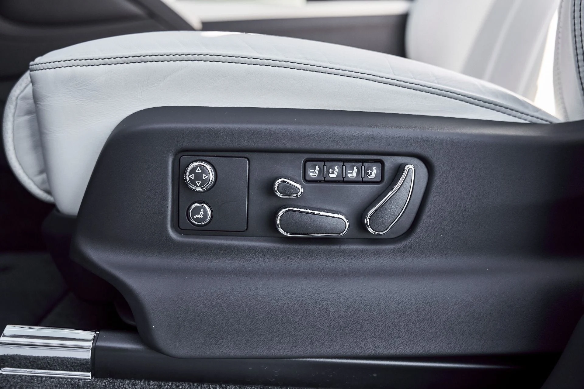 mph034_2575824746_Used_2023_Bentley_Bentayga_EWB_Azure_1773968878_12cbbb72fc