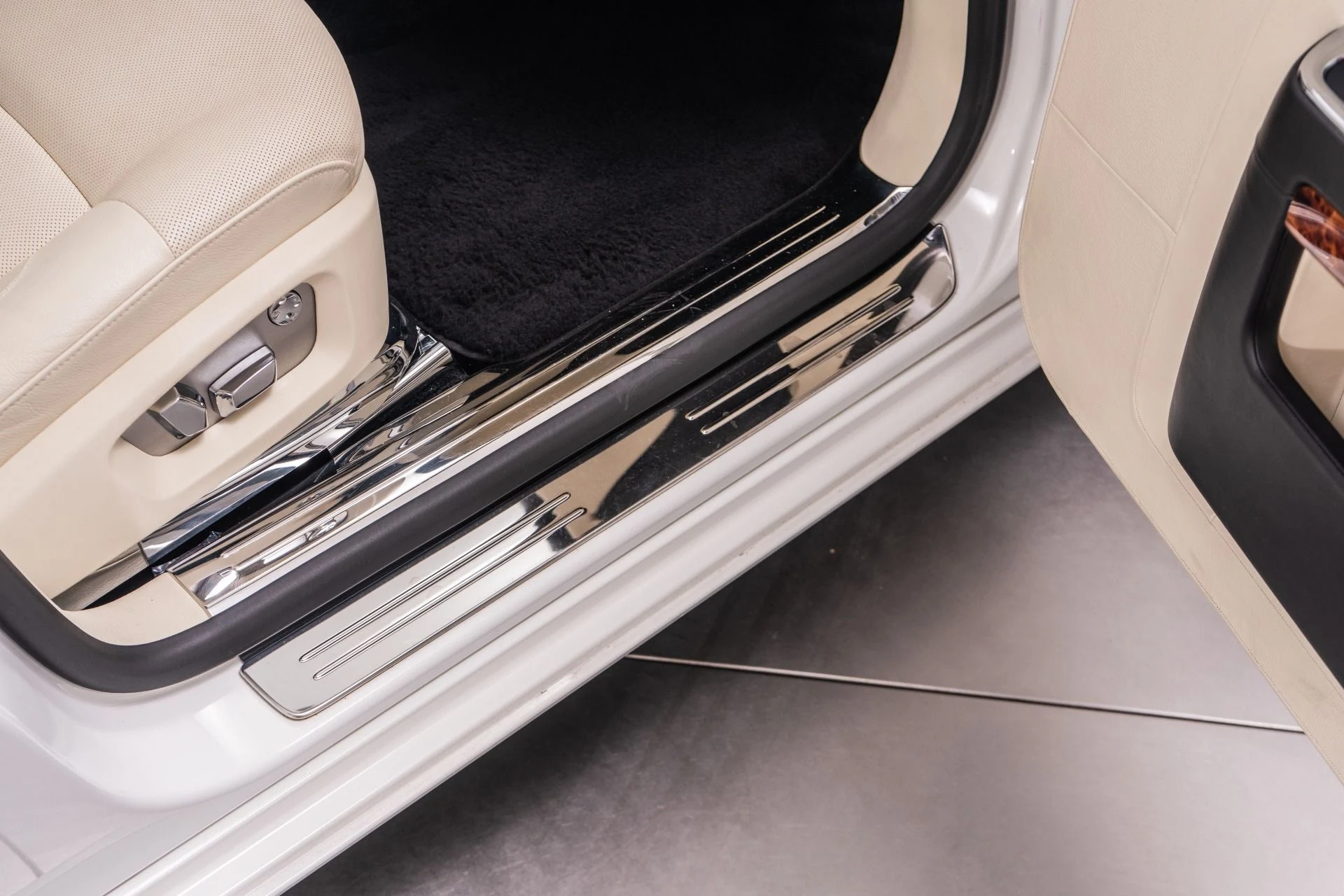 mph034_2635245515_Used_2010_Rolls_Royce_Ghost_1777319383_632390649a